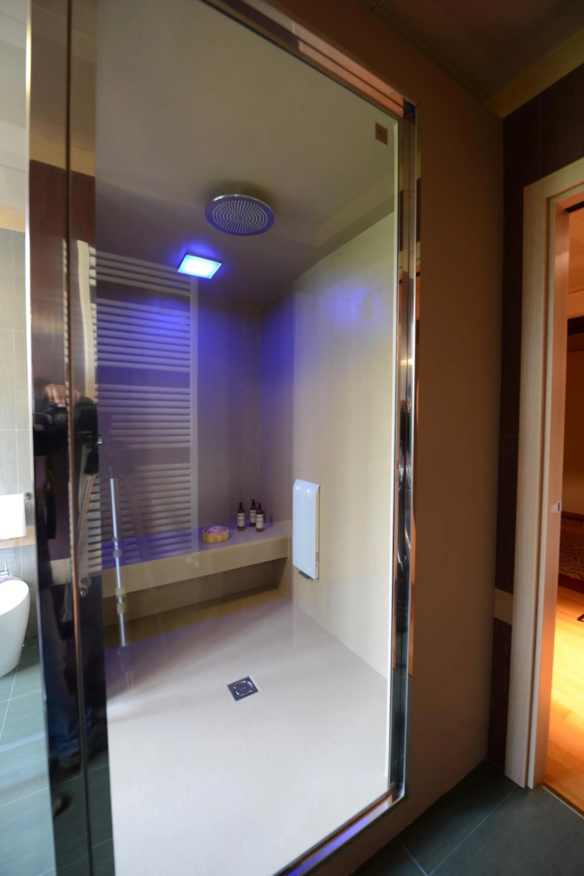 Bathroom, Bed in Hotel Guglielmo