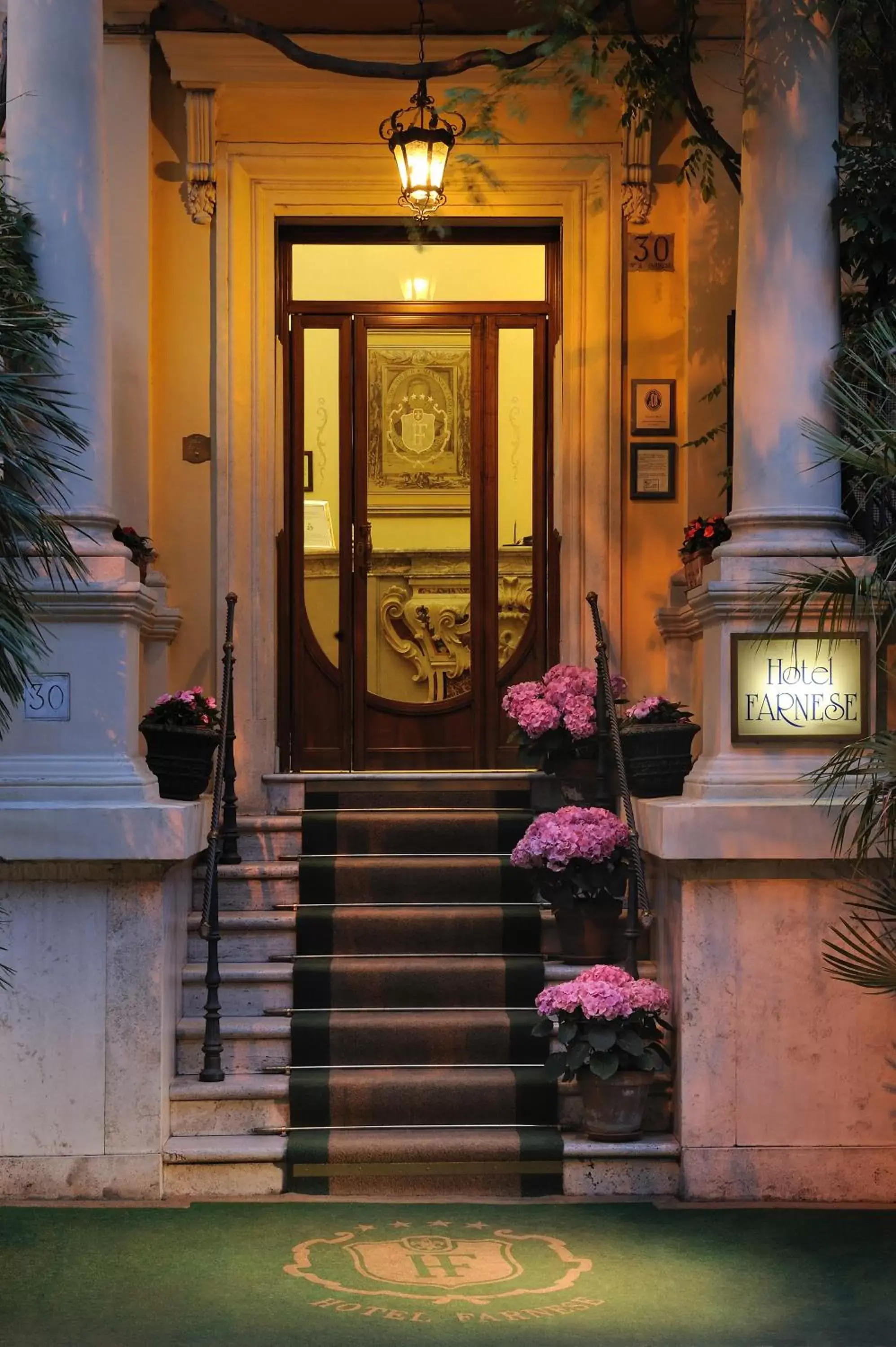Facade/entrance in Hotel Farnese