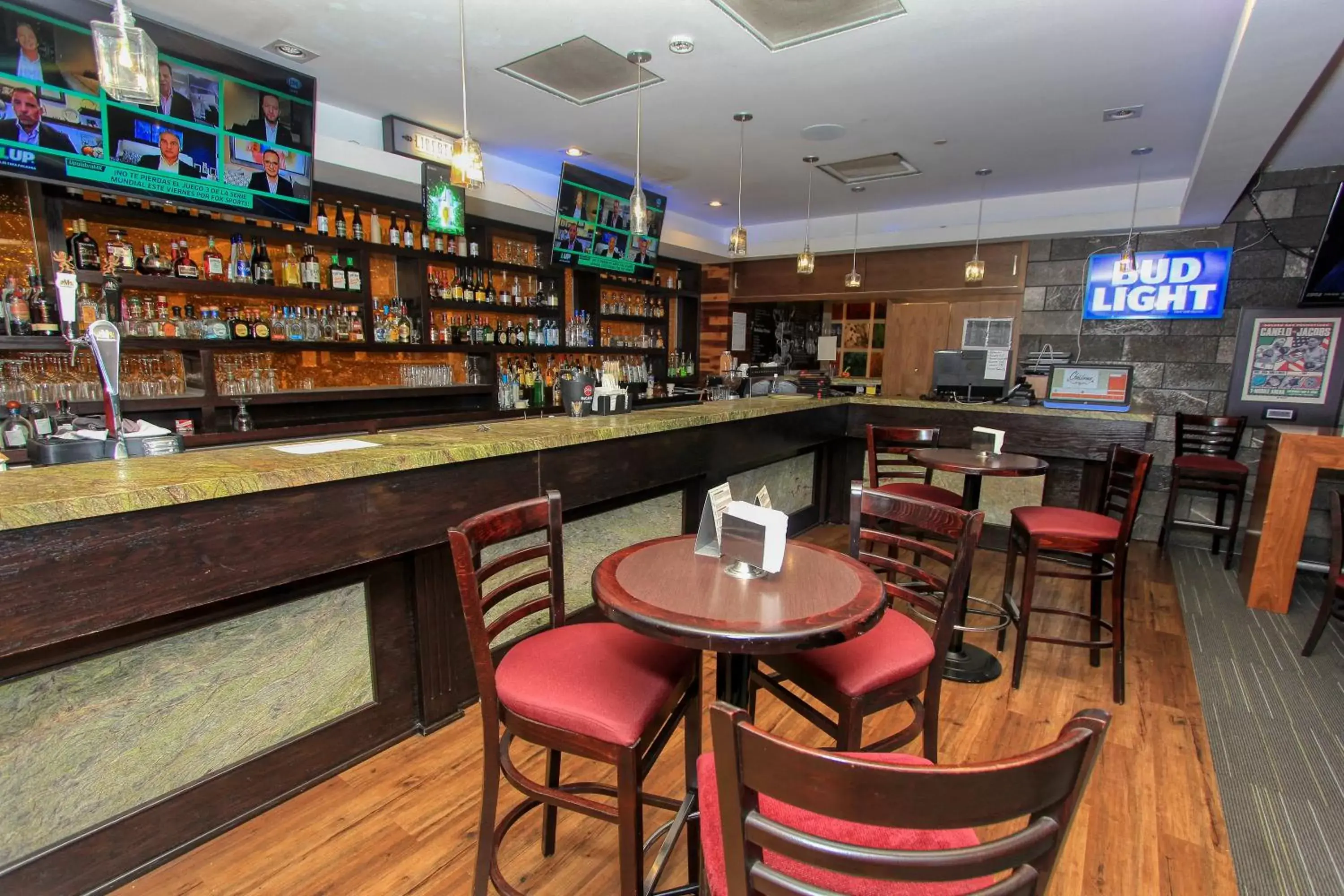 Lounge or bar, Lounge/Bar in Holiday Inn & Suites Plaza Mayor, an IHG Hotel