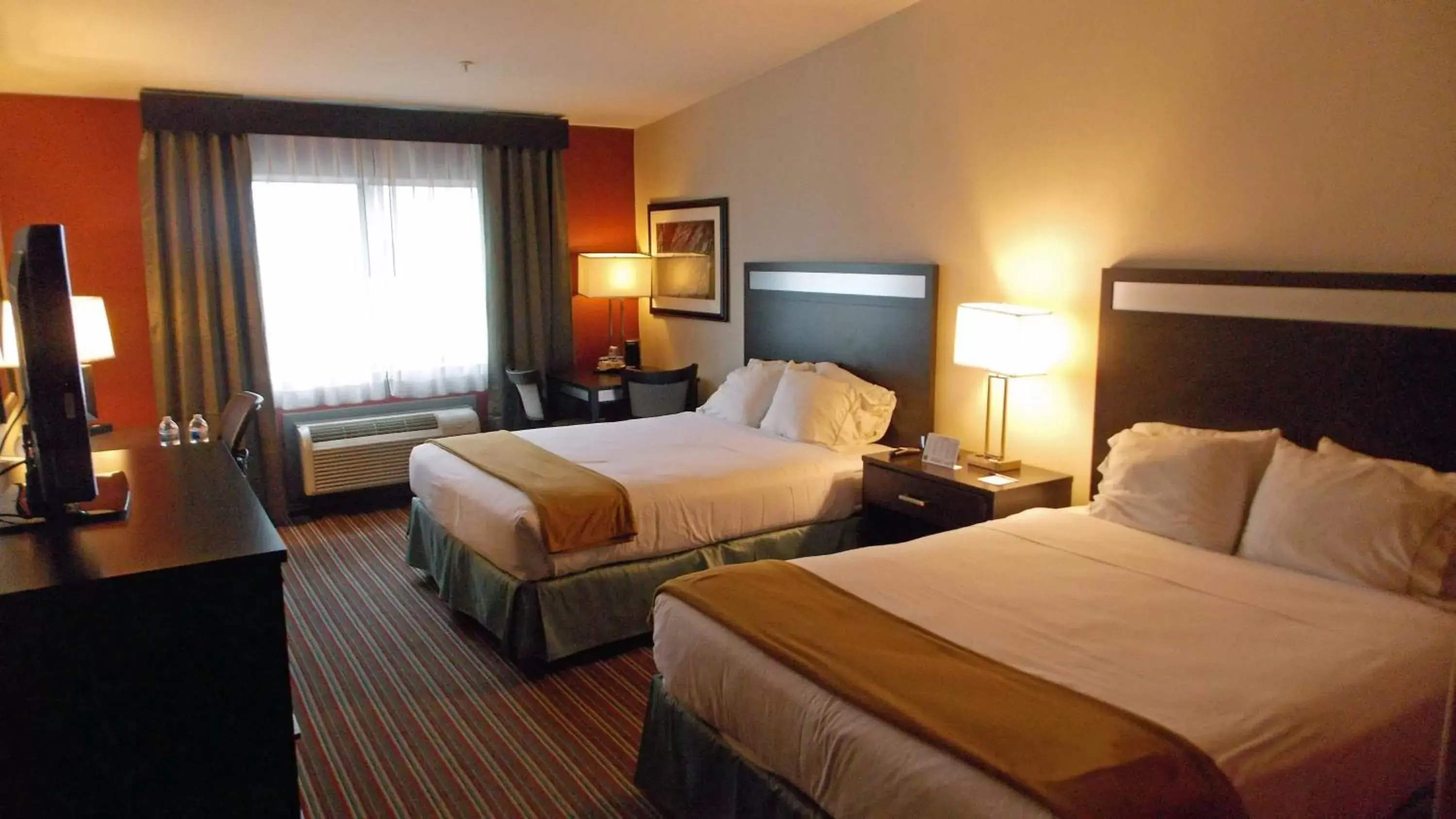 Photo of the whole room, Bed in Holiday Inn Express Bakersfield, an IHG Hotel