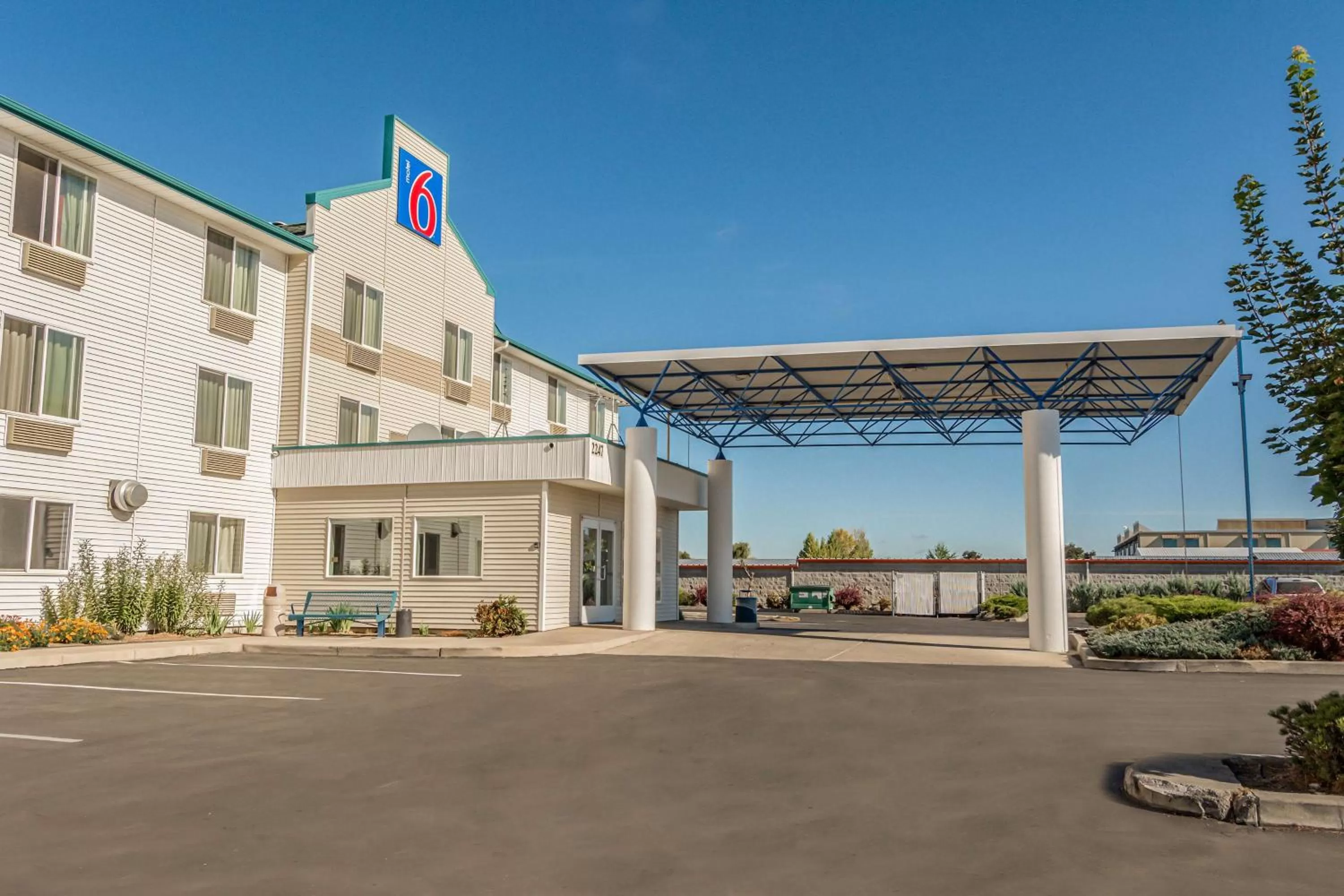 Property building in Motel 6-Redmond, OR
