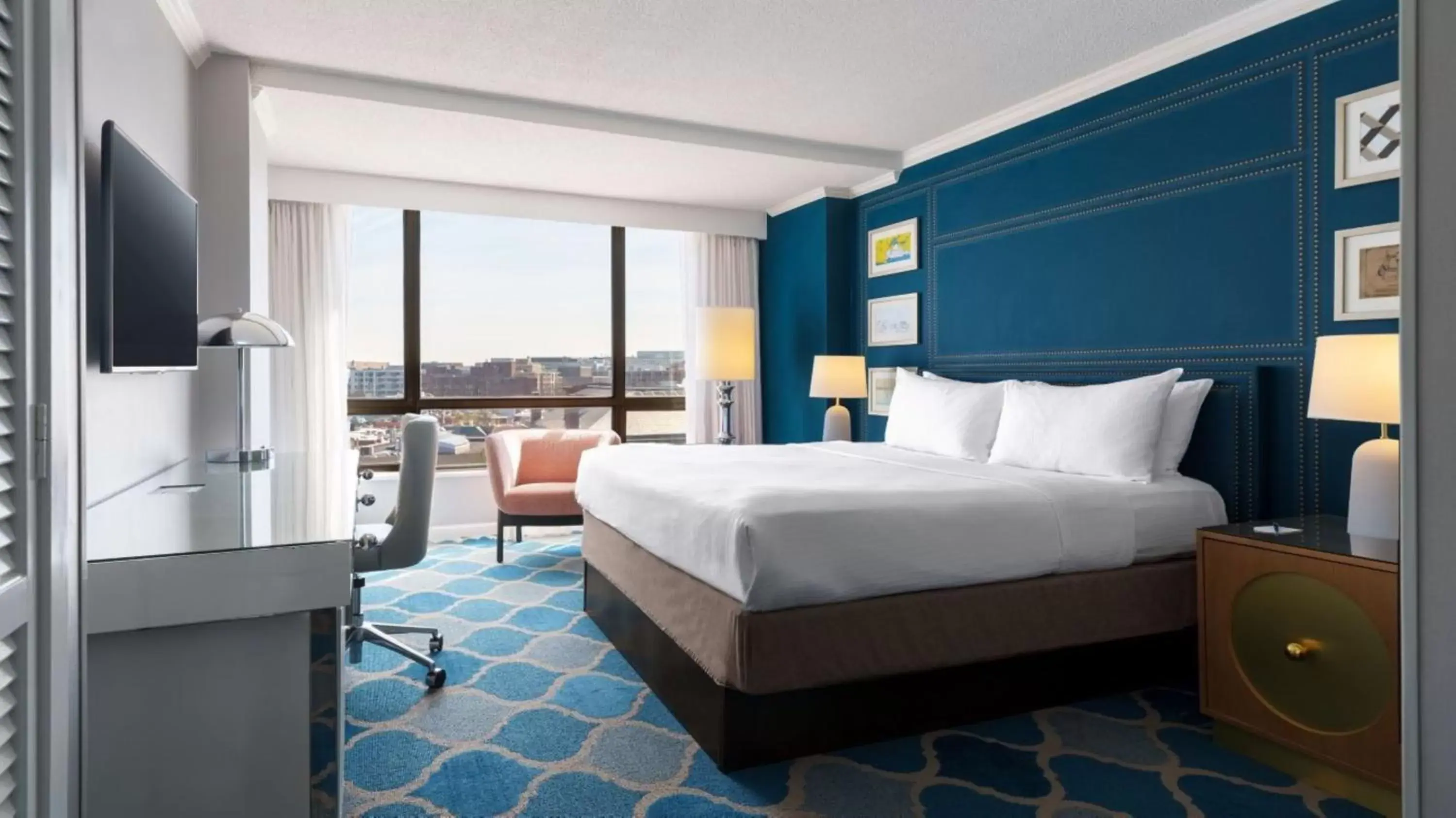 Bed in The Ven at Embassy Row, Washington, D.C., a Tribute Portfolio Hotel Bed in The Ven at Embassy Row, Washington, D.C., a Tribute Portfolio Hotel