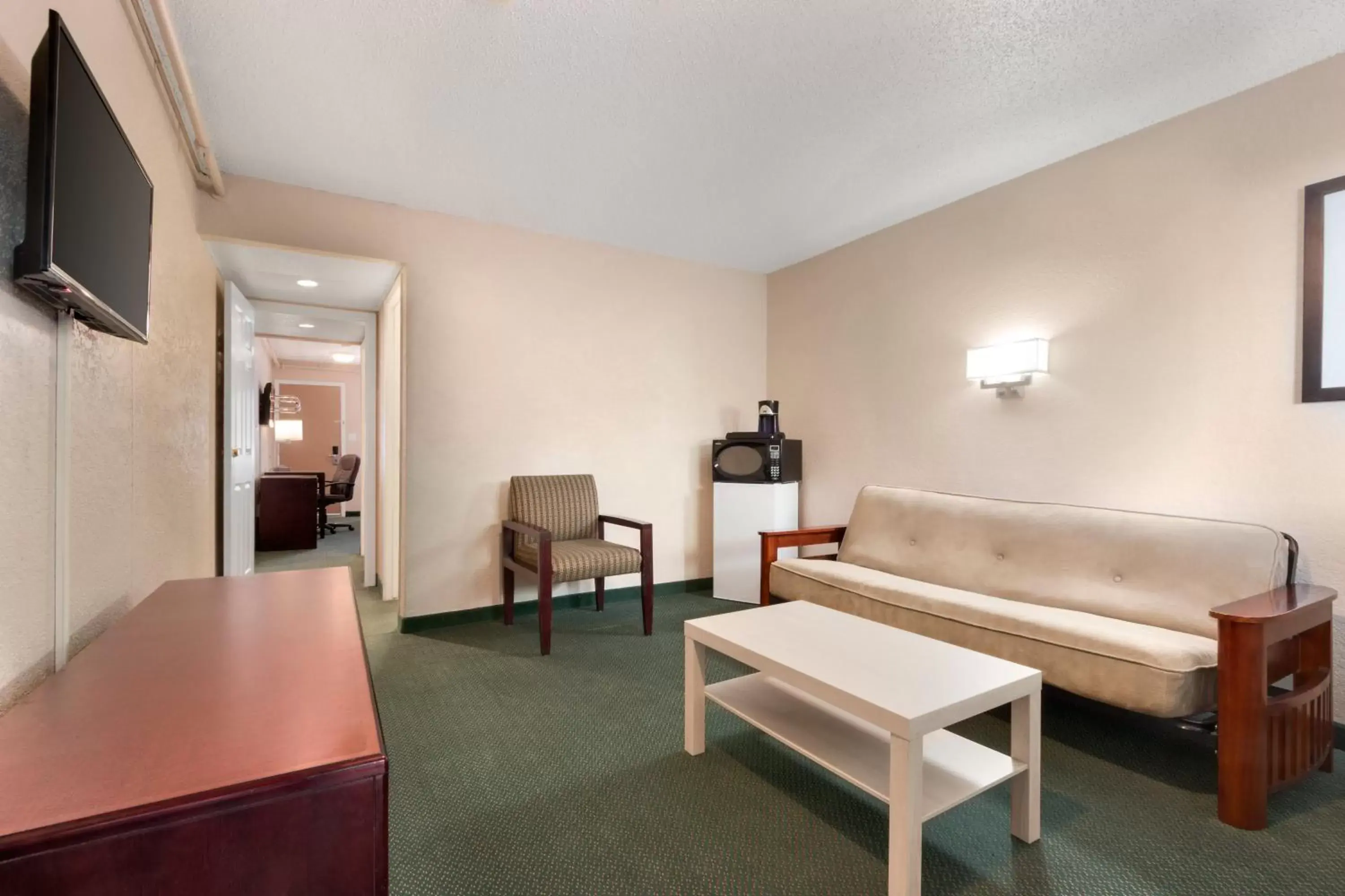 Living room, Seating Area in Days Inn by Wyndham Lethbridge