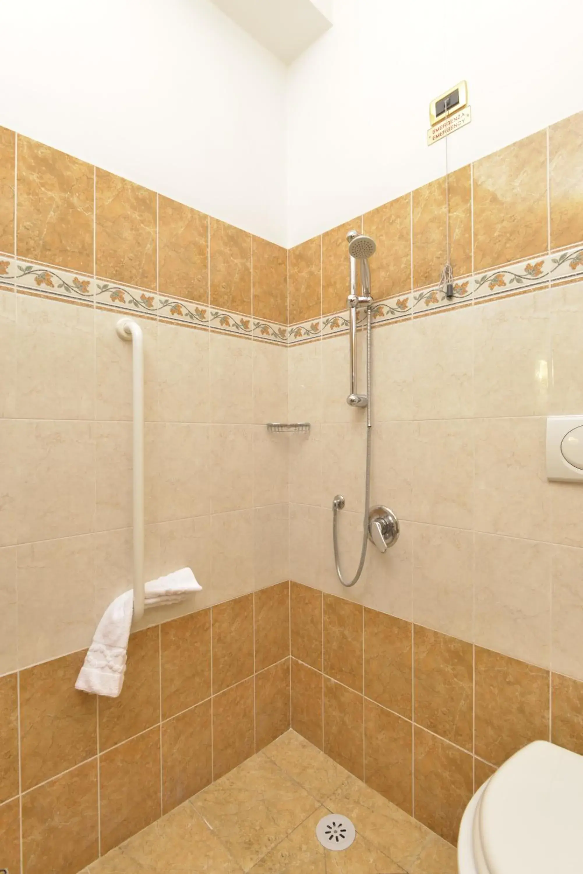 Shower, Bathroom in Hotel Chicago