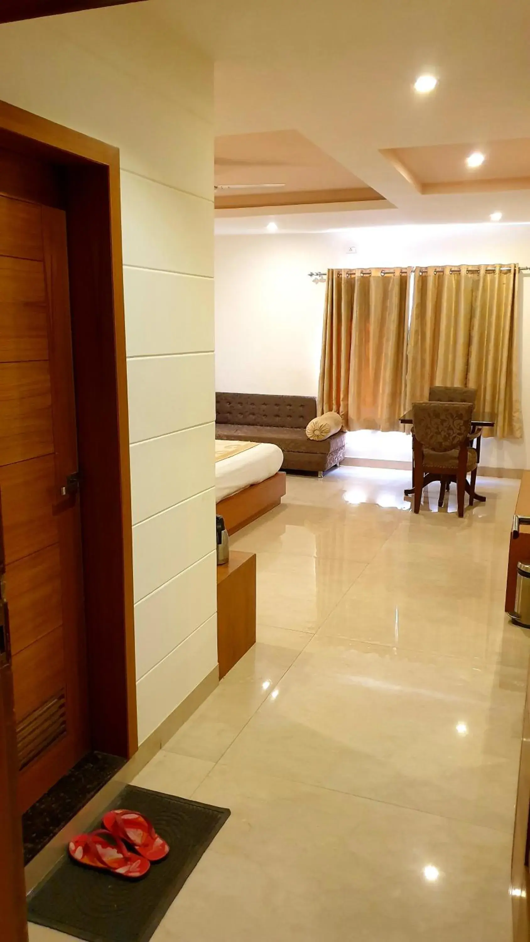 Seating area, Bed in Hotel Shalimar Palace Seating area, Bed in Hotel Shalimar Palace