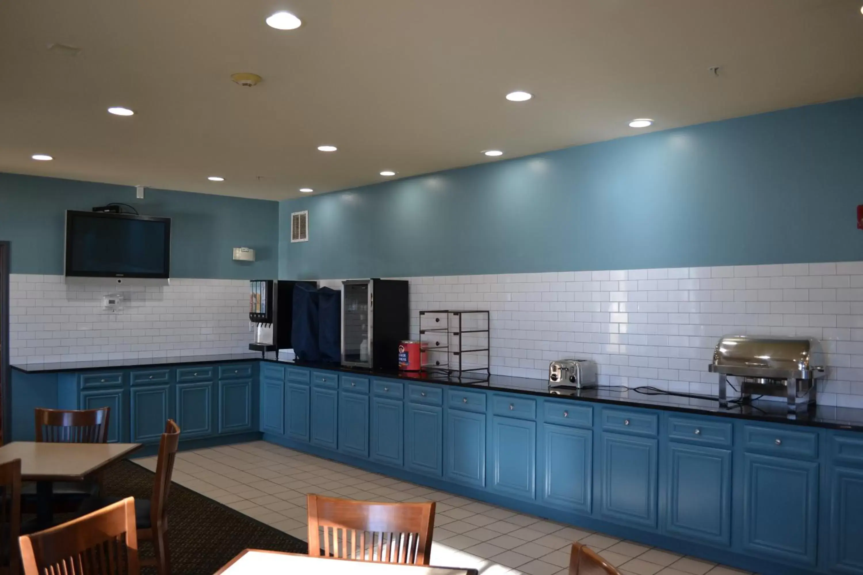 Kitchen/Kitchenette in Country Inn & Suites by Radisson, Gurnee, IL