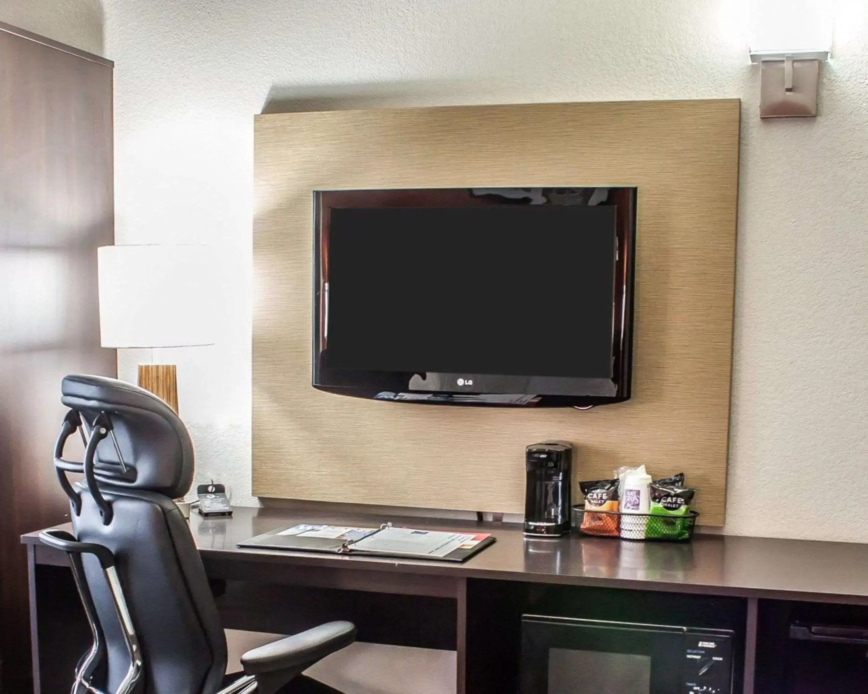 Photo of the whole room, TV/Entertainment Center in Sleep Inn Arlington Near Six Flags