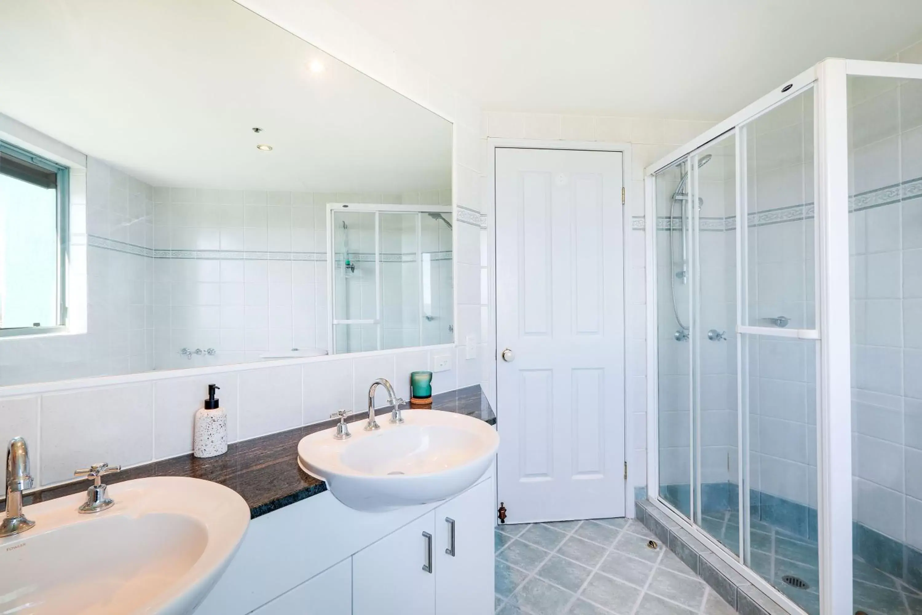 Shower, Bathroom in The Waterford on Main Beach