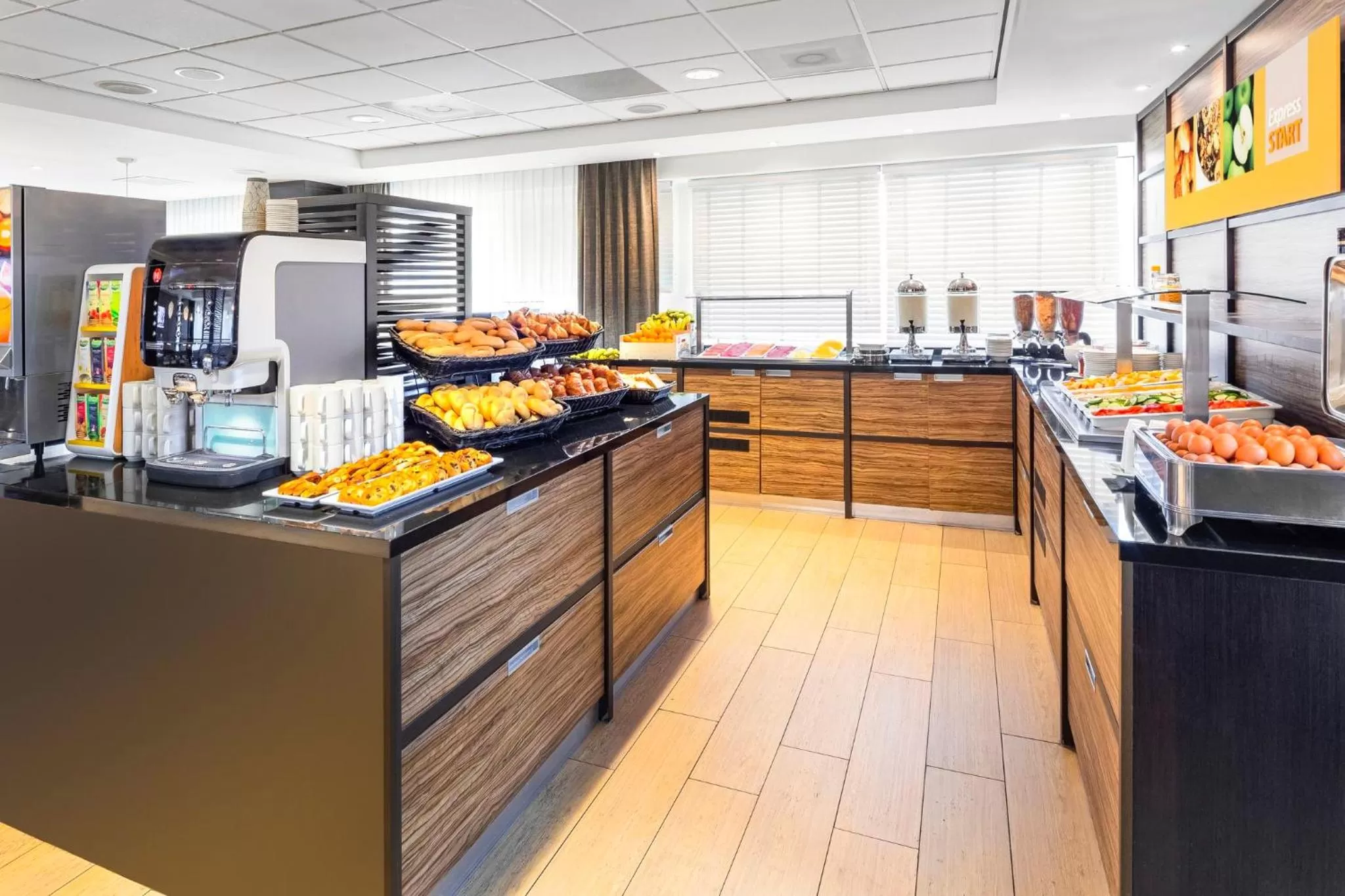 Restaurant/places to eat in Holiday Inn Express Amsterdam - Sloterdijk Station by IHG