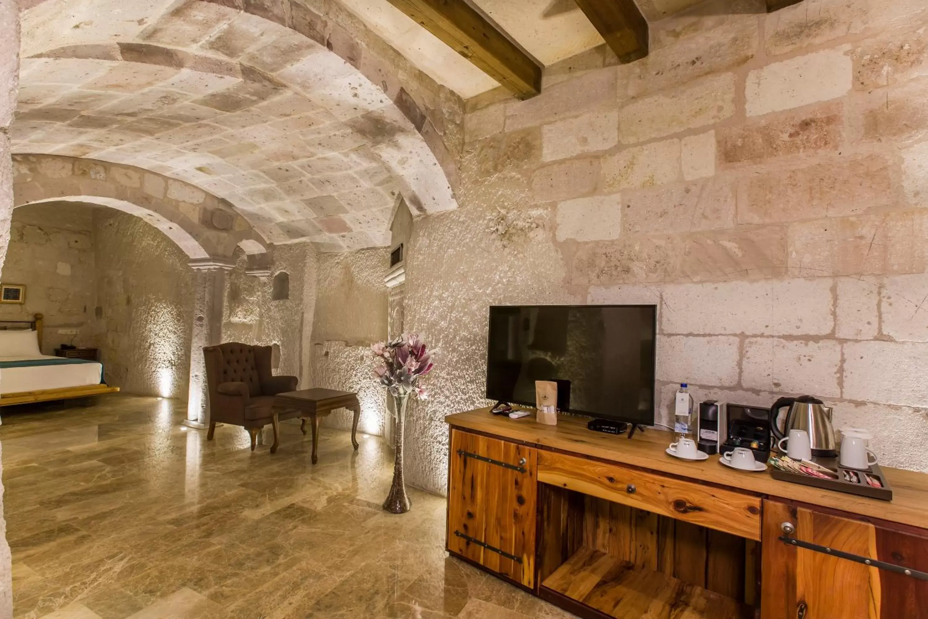 Coffee/tea facilities, Kitchen/Kitchenette in Imperial Cave Suites & Spa