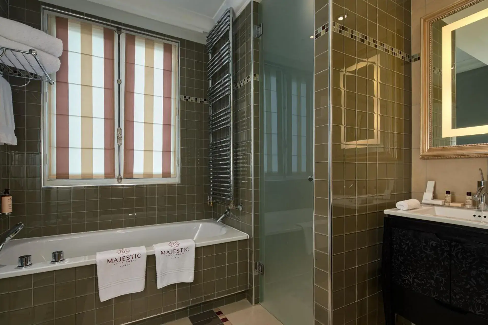 Shower, Bathroom in Villa & Hotel Majestic