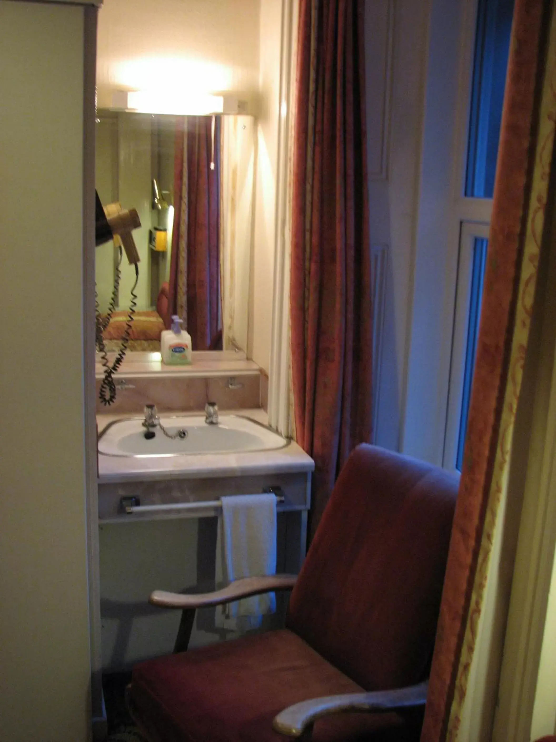 Bedroom, Bathroom in Lancaster Hotel