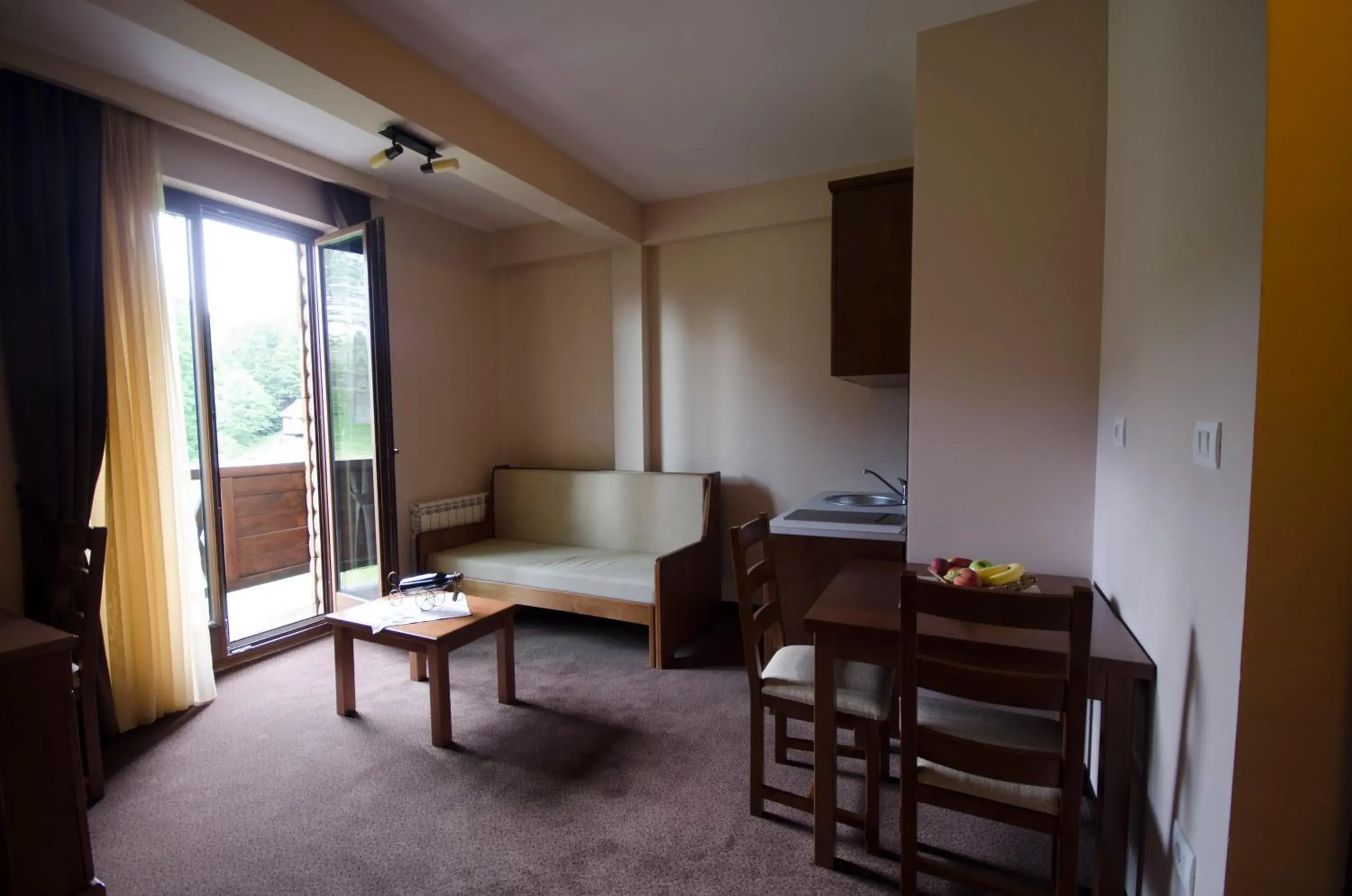 Kitchen or kitchenette, Seating Area in Hotel Monte Rosa