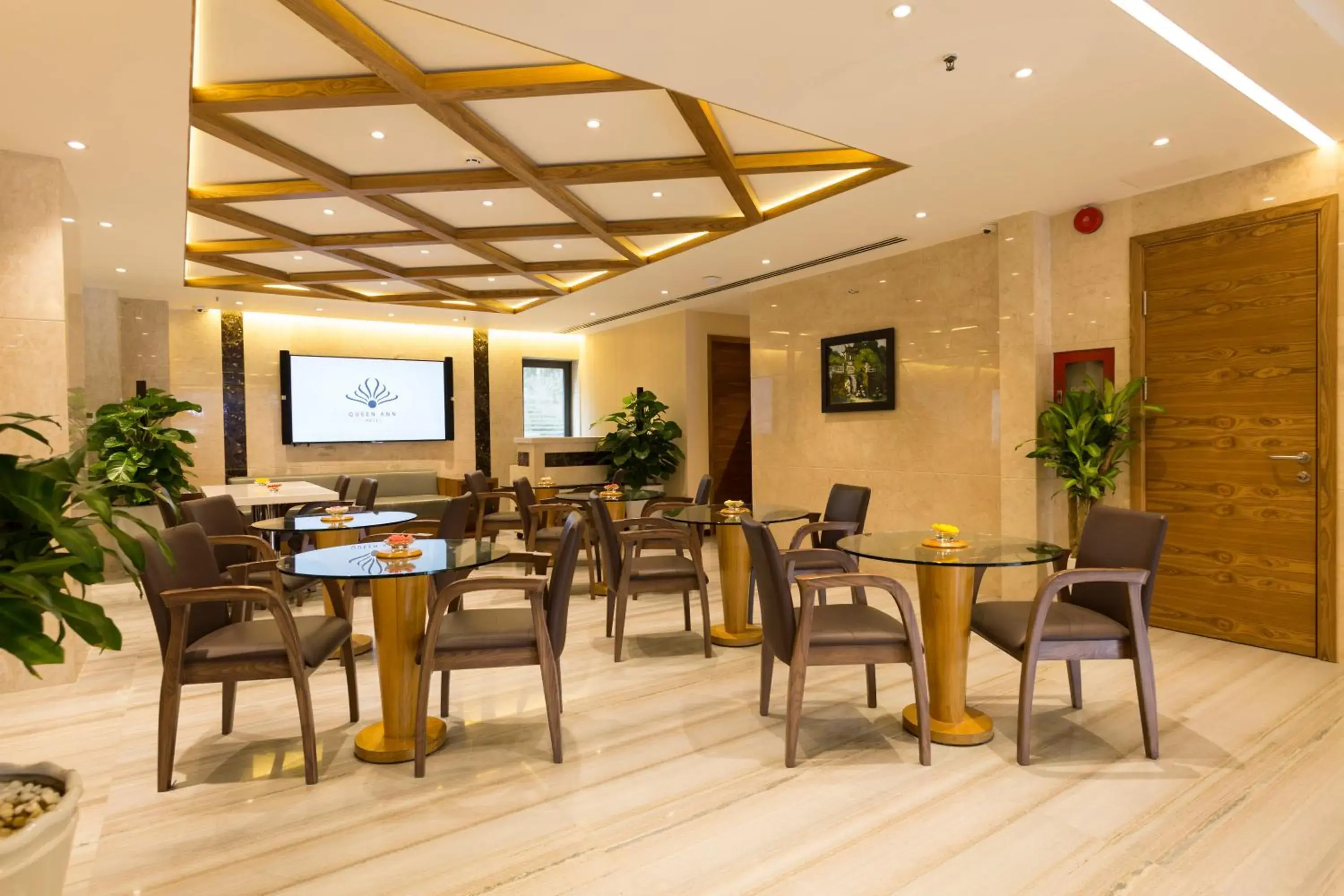 Lobby or reception, Restaurant/Places to Eat in Queen Ann Hotel