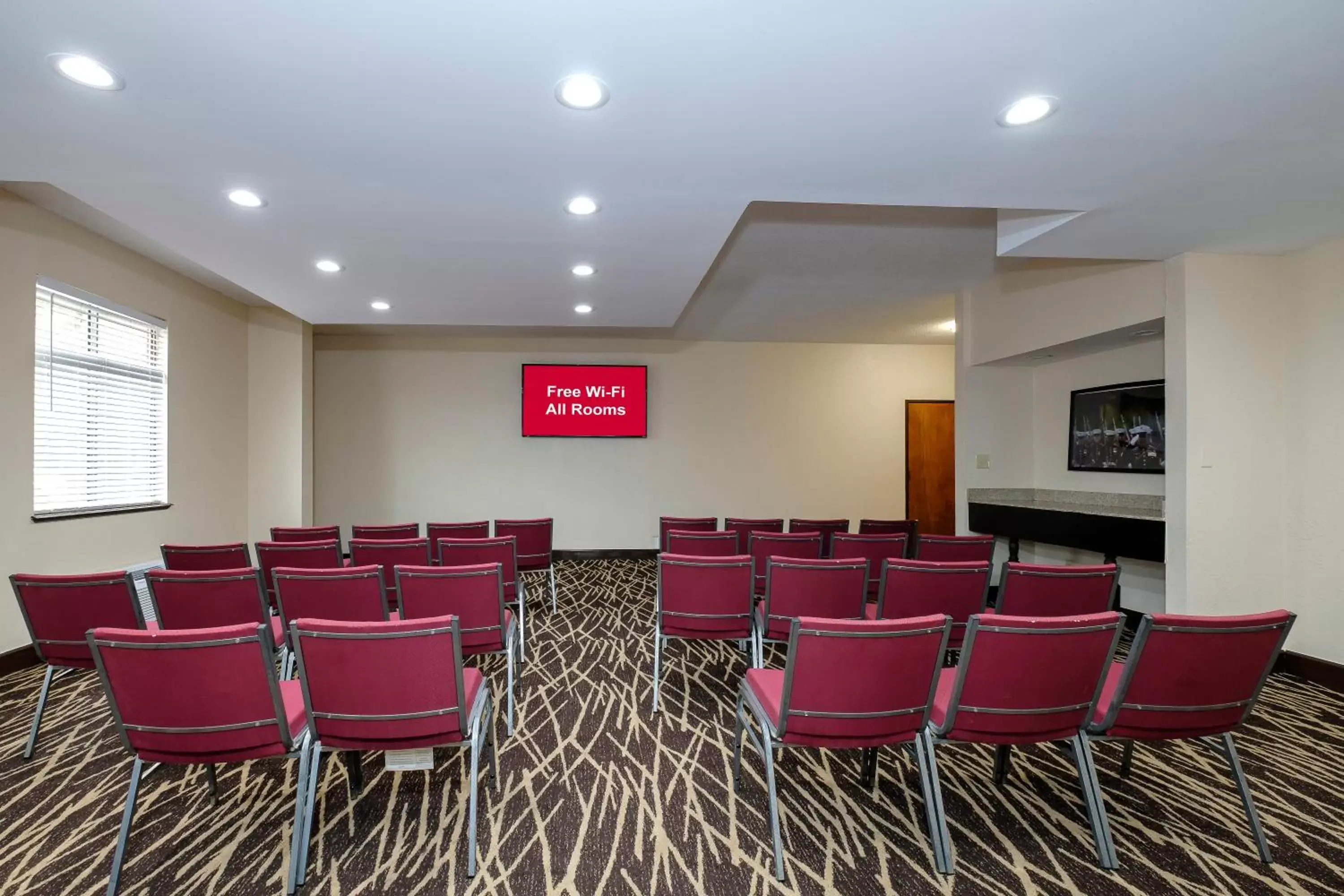 Meeting/conference room in Red Roof Inn & Suites Jacksonville, NC