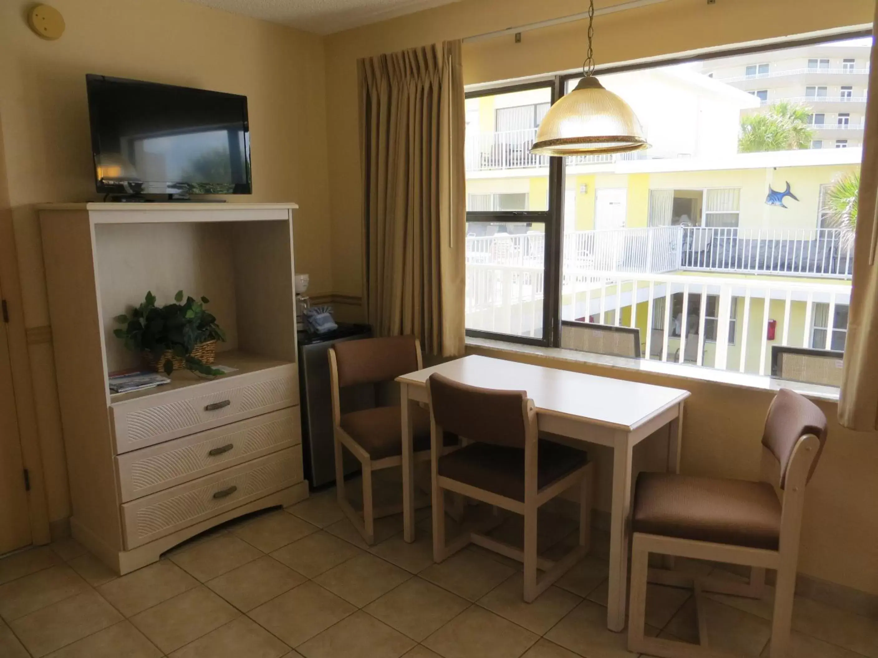 Dining area, TV/Entertainment Center in Sand Castle Motel