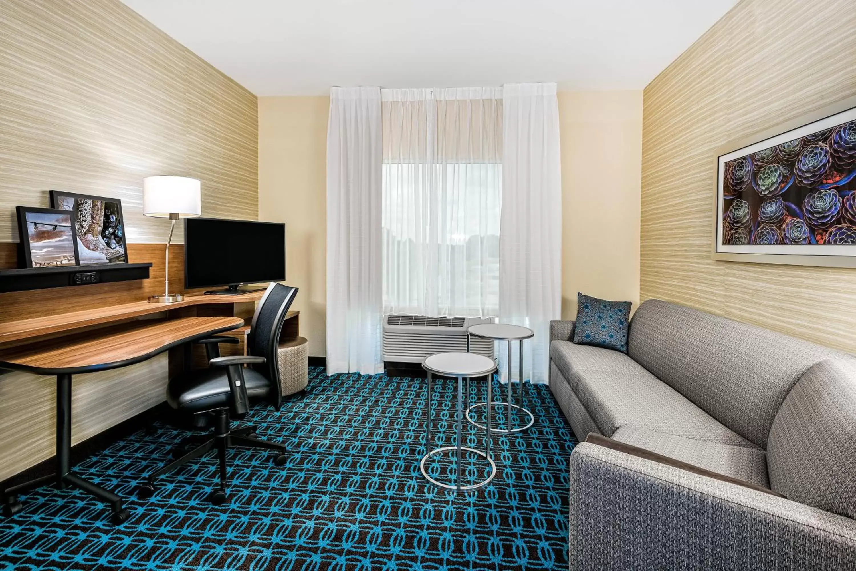 Living room, Seating Area in Fairfield Inn & Suites by Marriott Van