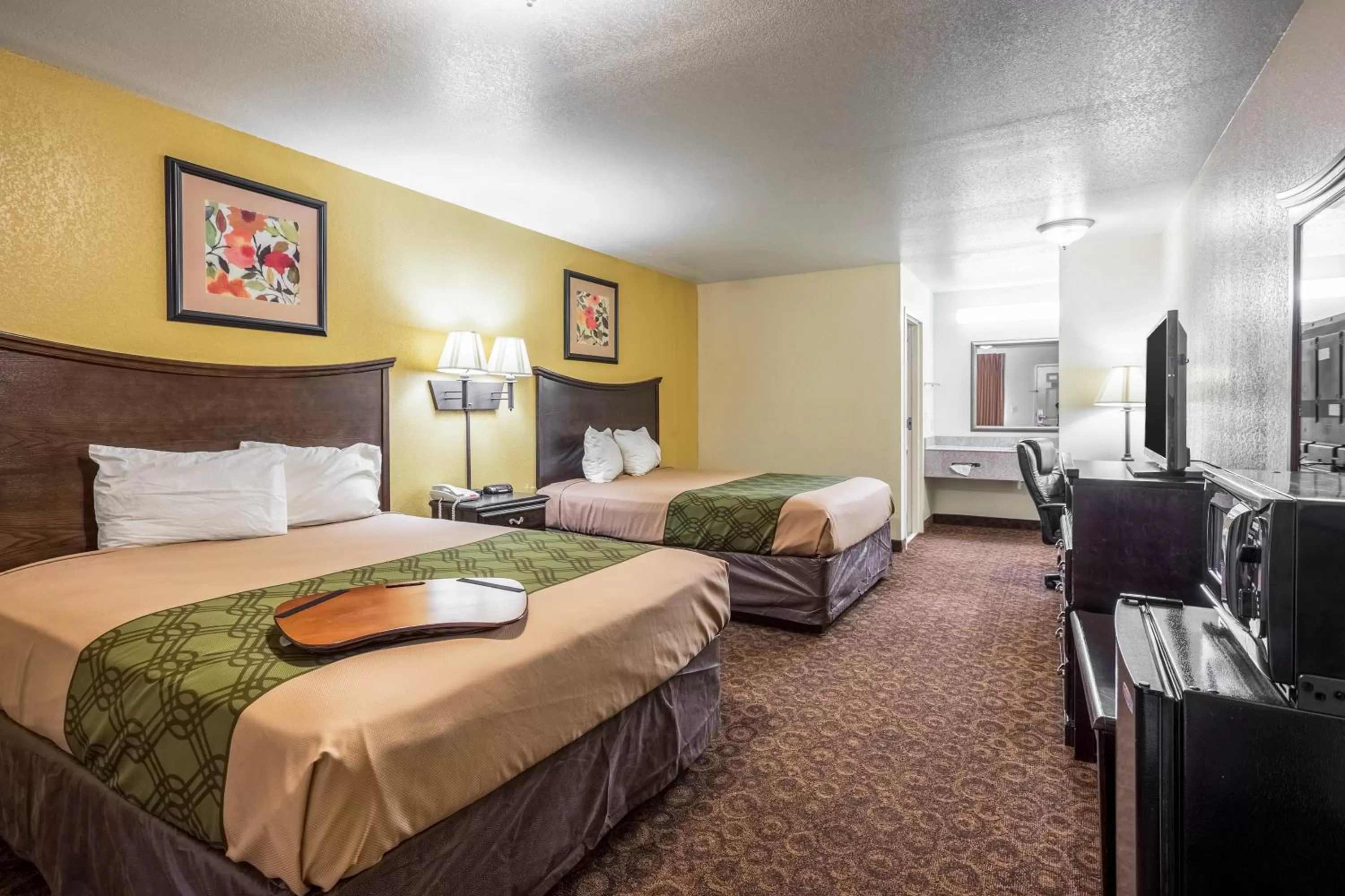 Queen Room with Two Queen Beds - Non-Smoking in Econo Lodge Inn & Suites Searcy
