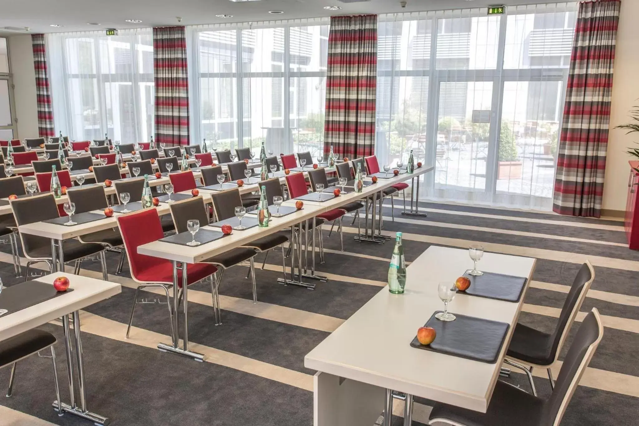 Meeting/conference room, Restaurant/Places to Eat in Holiday Inn Düsseldorf-Neuss, an IHG Hotel