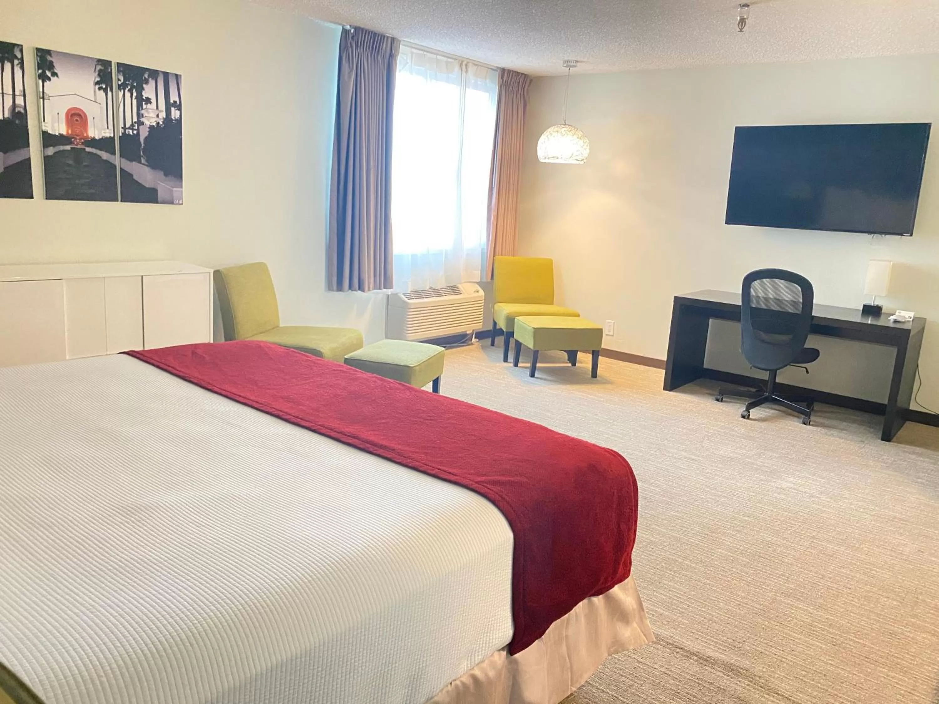 Bedroom, Bed in Redac Gateway Hotel Torrance