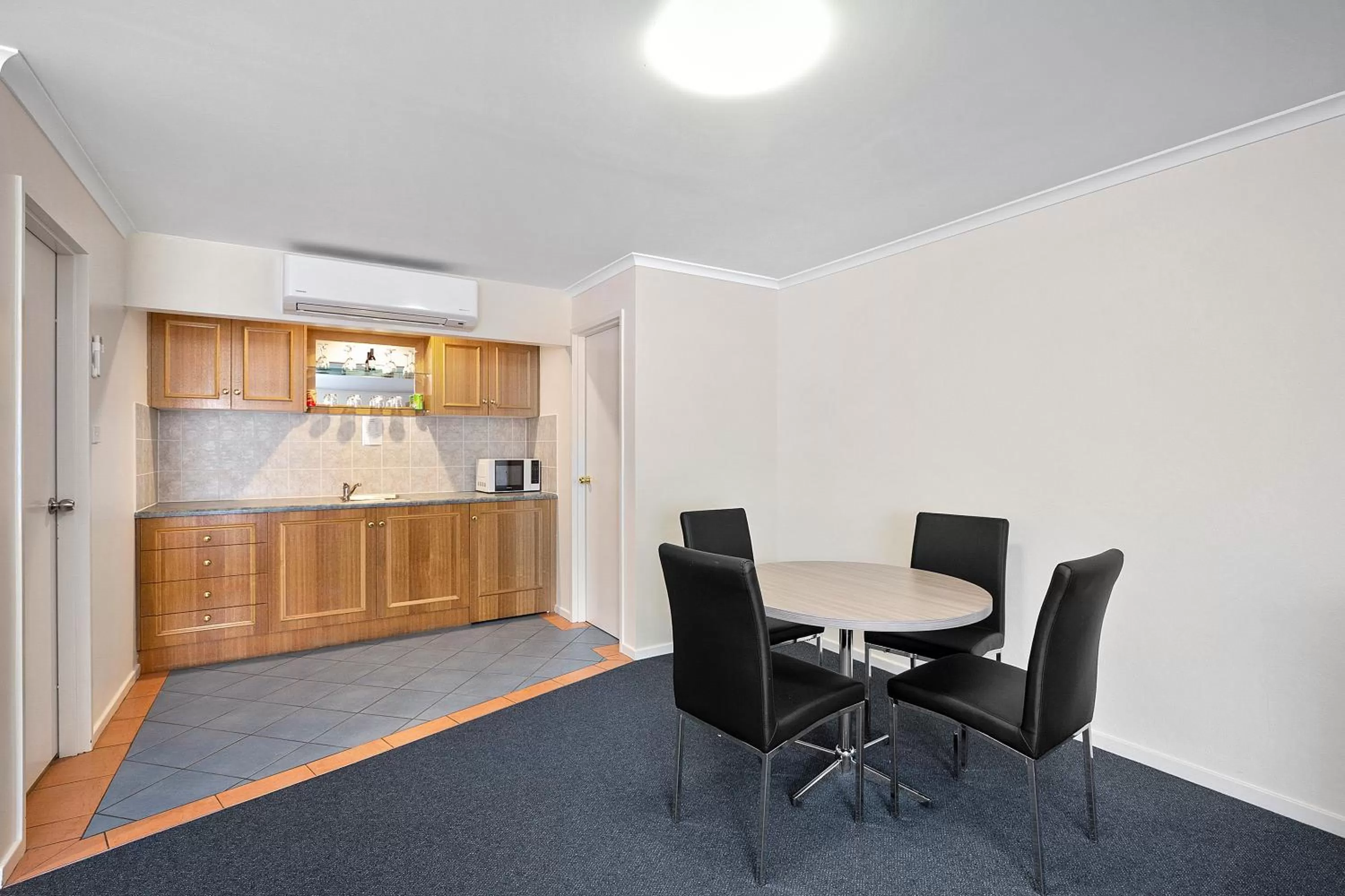 Dining area in Thunderbird Motel Yass