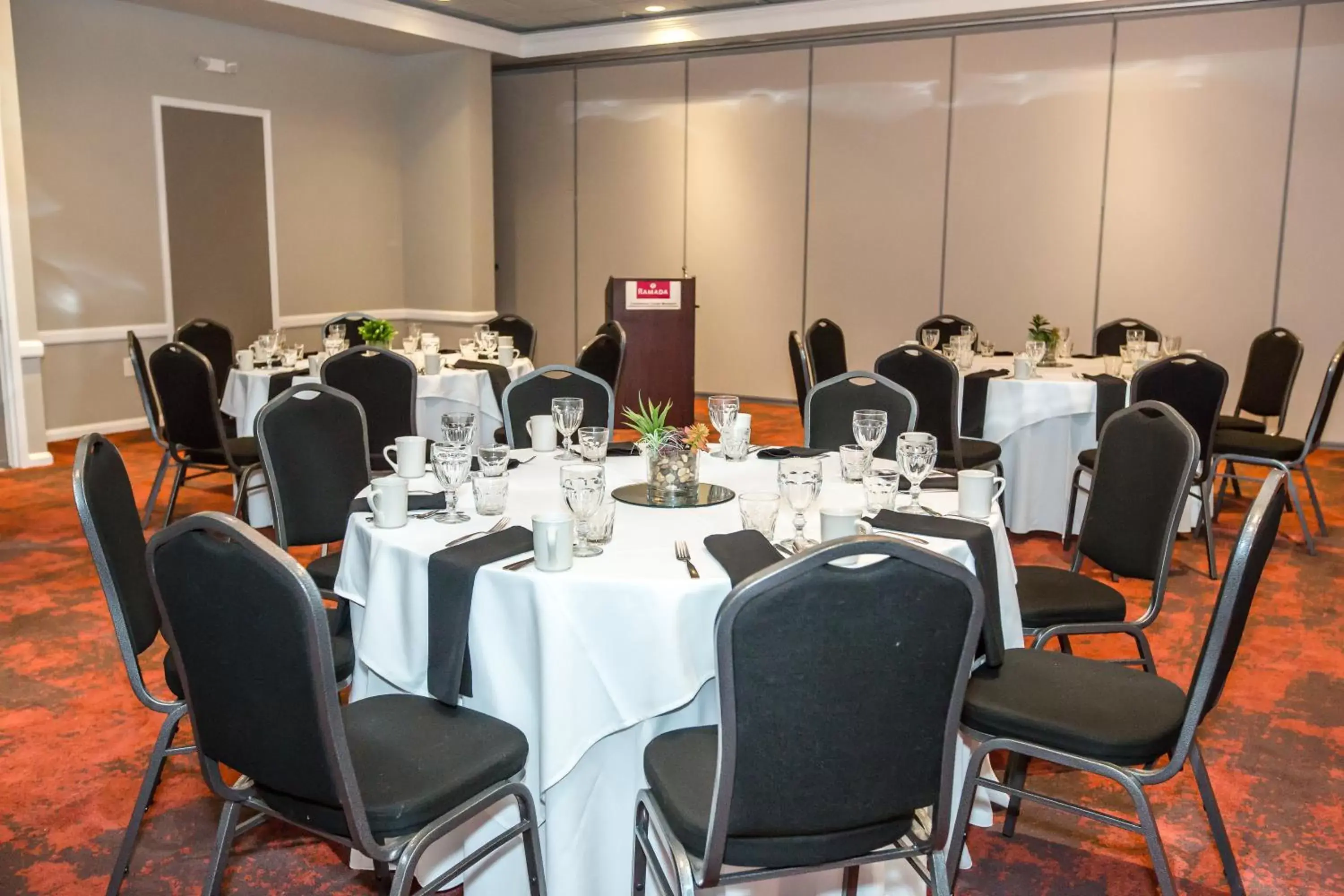 Banquet/Function facilities, Restaurant/Places to Eat in Ramada by Wyndham Jacksonville Hotel & Conference Center