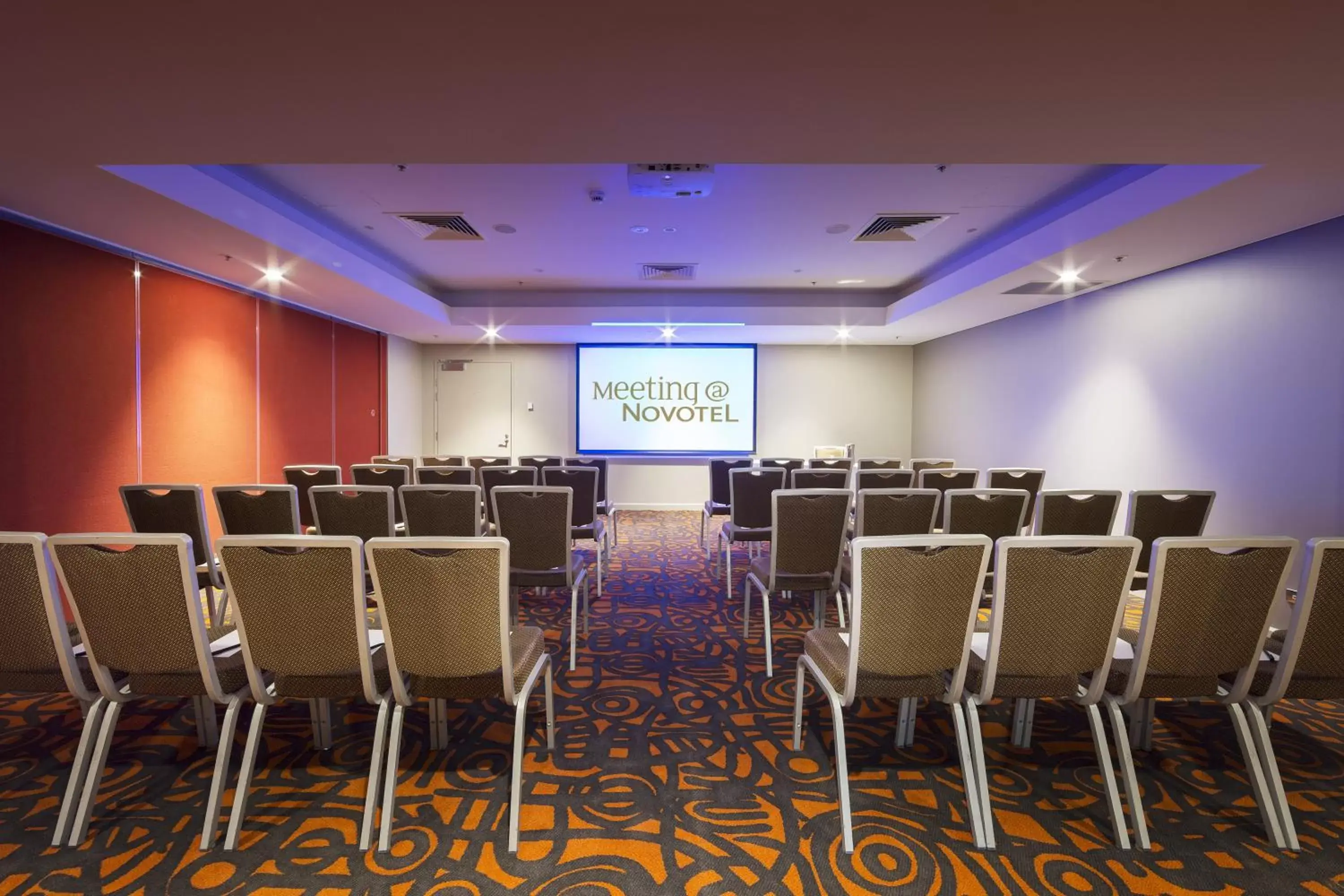 Business facilities in Novotel Canberra