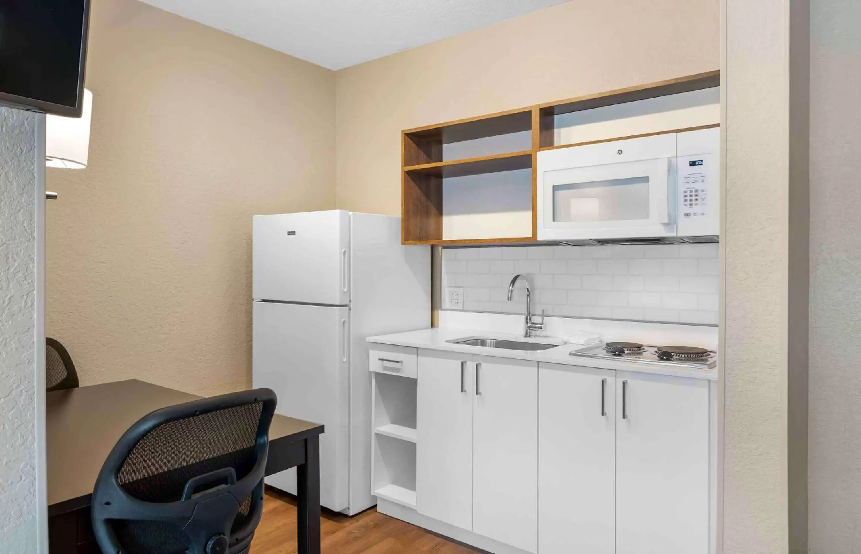 Bedroom, Kitchen/Kitchenette in Extended Stay America Premier Suites - Fort Lauderdale - Cypress Creek - Park North