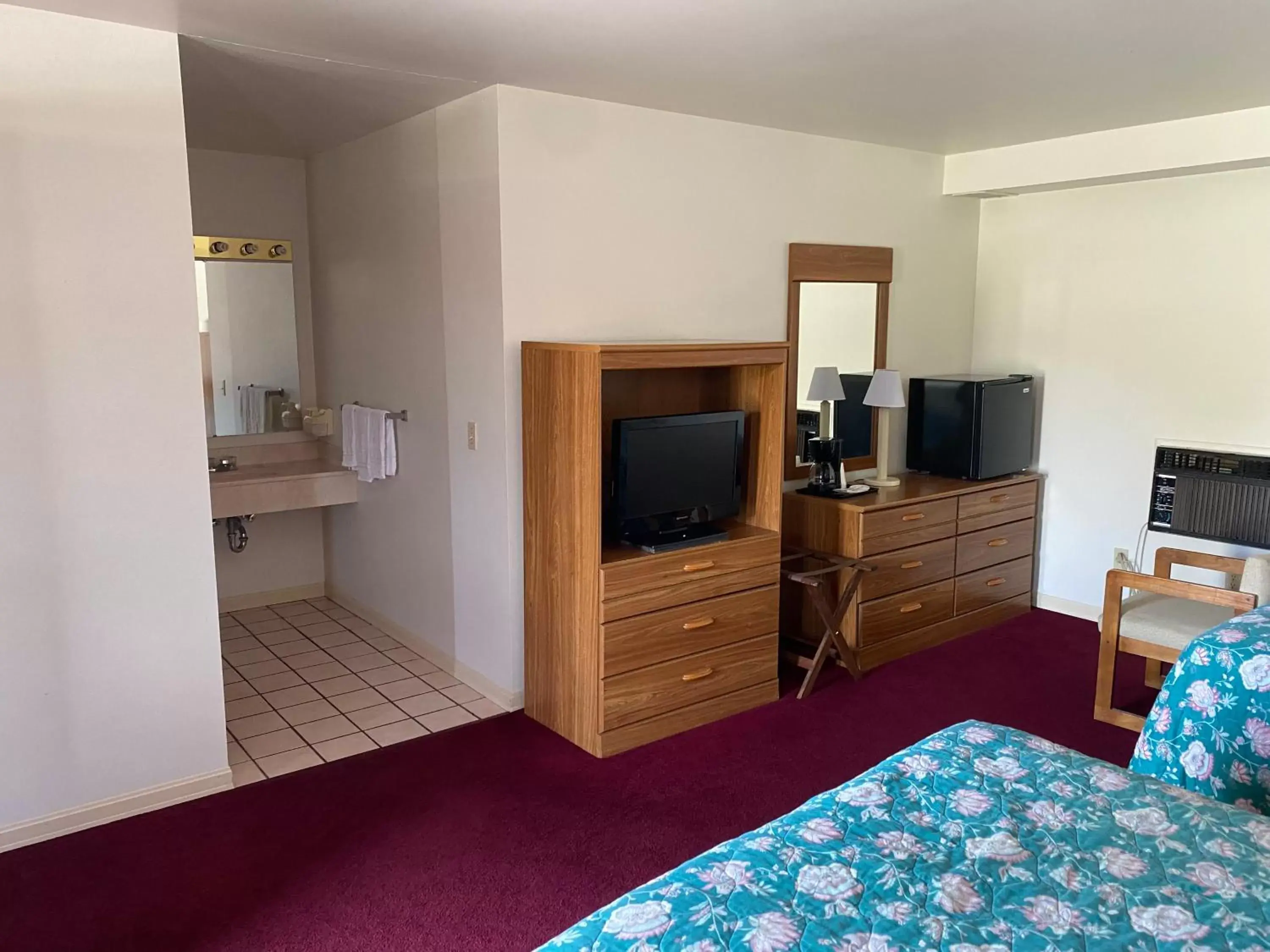 Bathroom, TV/Entertainment Center in VISTA VILLA MOTEL