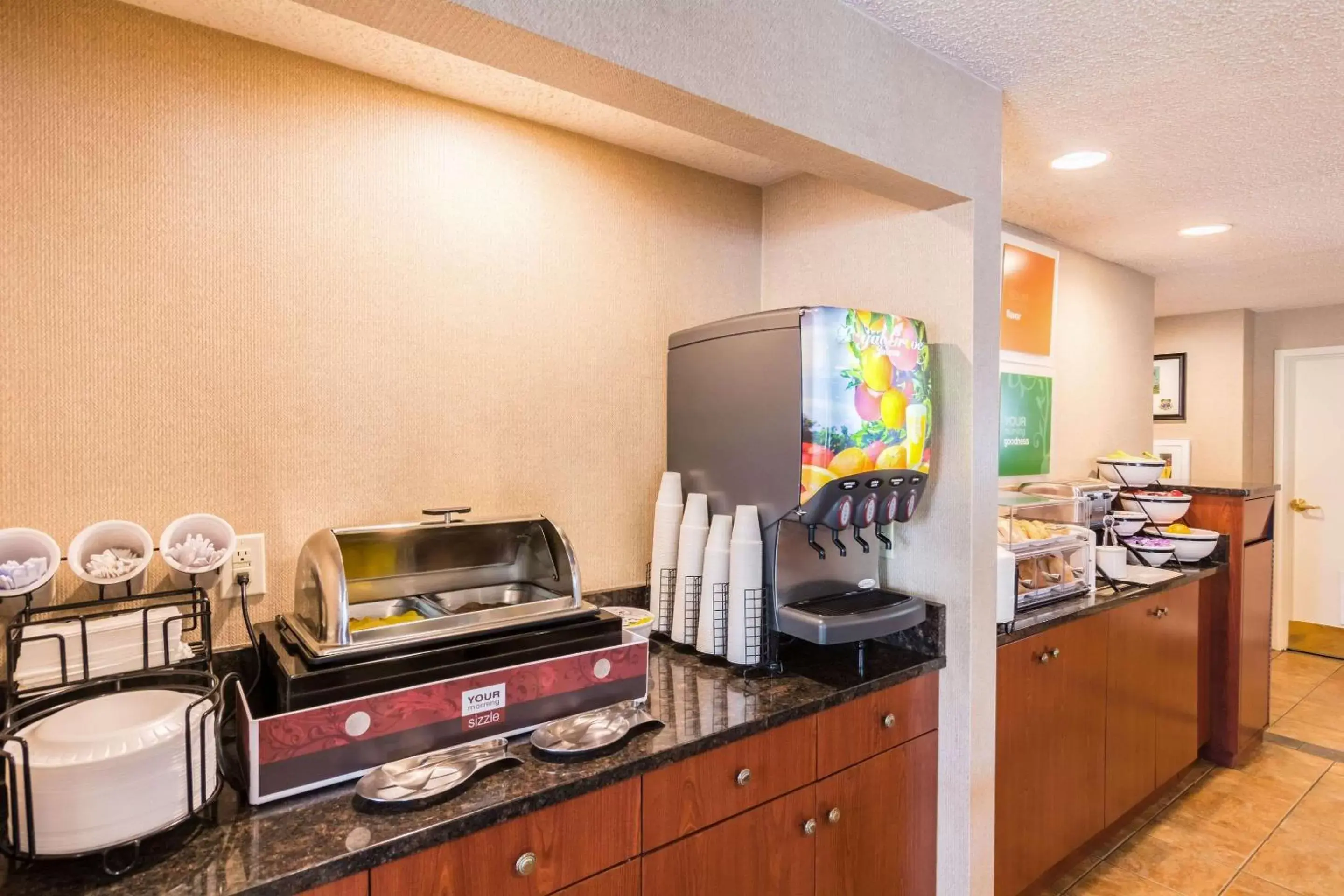 Restaurant/places to eat, Kitchen/Kitchenette in Comfort Inn Washington DC Joint Andrews AFB