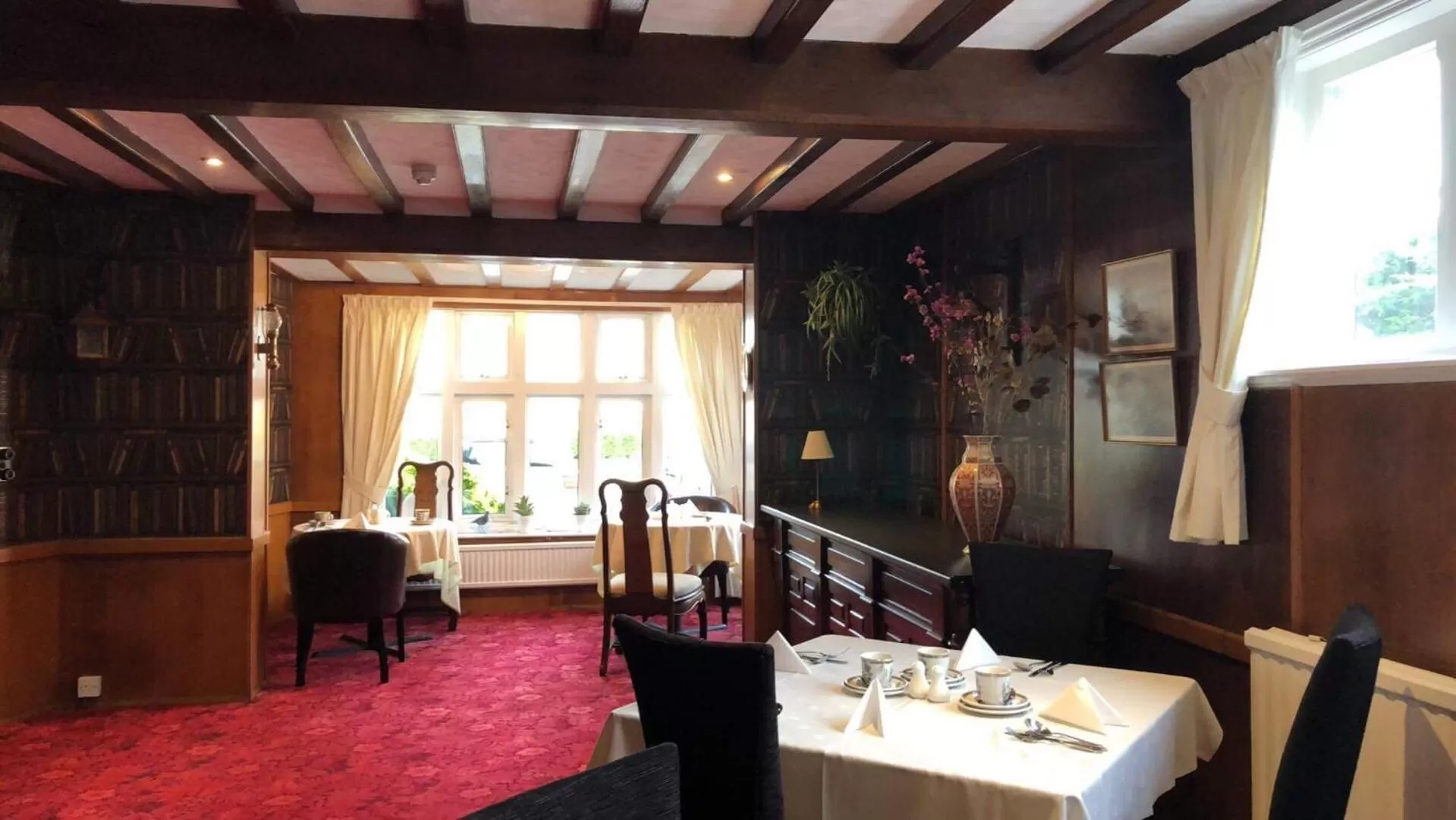 Restaurant/places to eat in Gable End Hotel