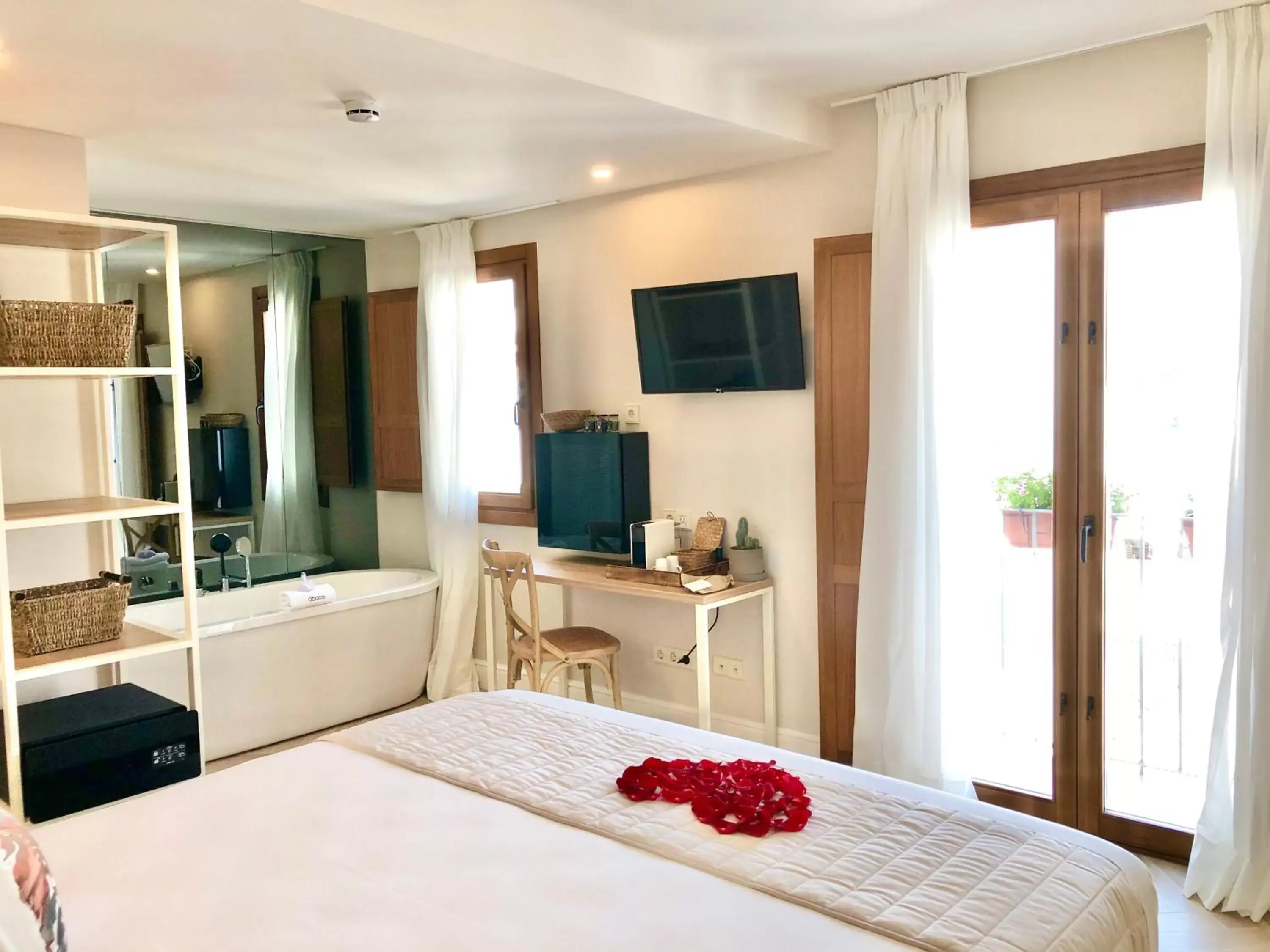 Bedroom, TV/Entertainment Center in Hotel Abaco Altea