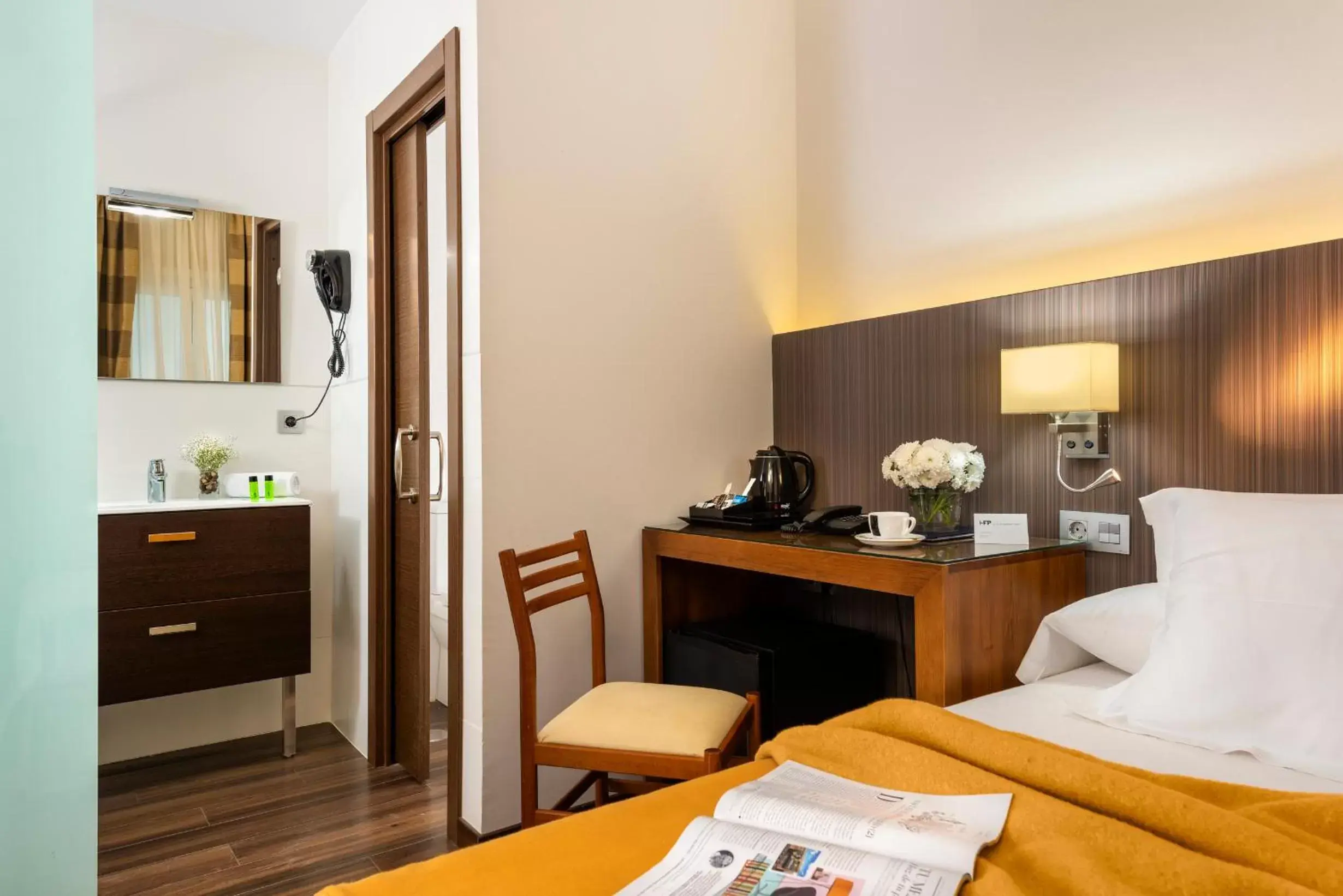 Photo of the whole room, Bed in Hotel de Francia y París