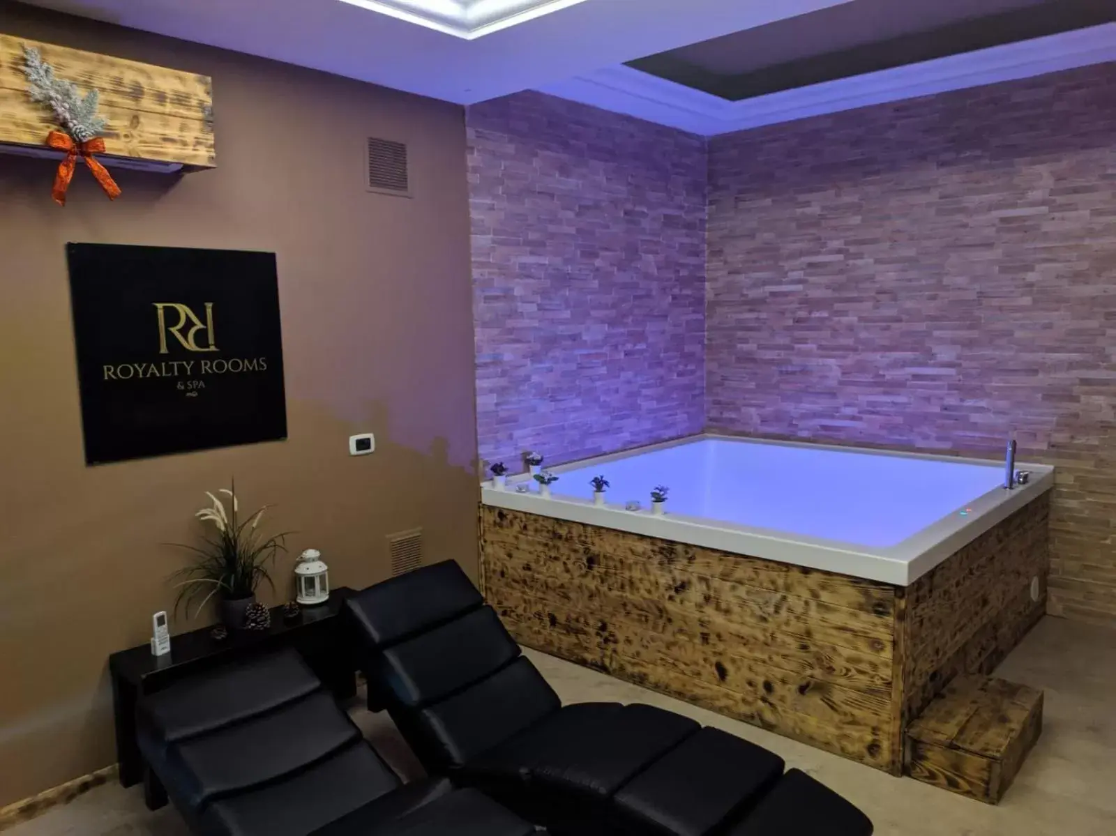 Hot Tub in Royalty Rooms & Spa