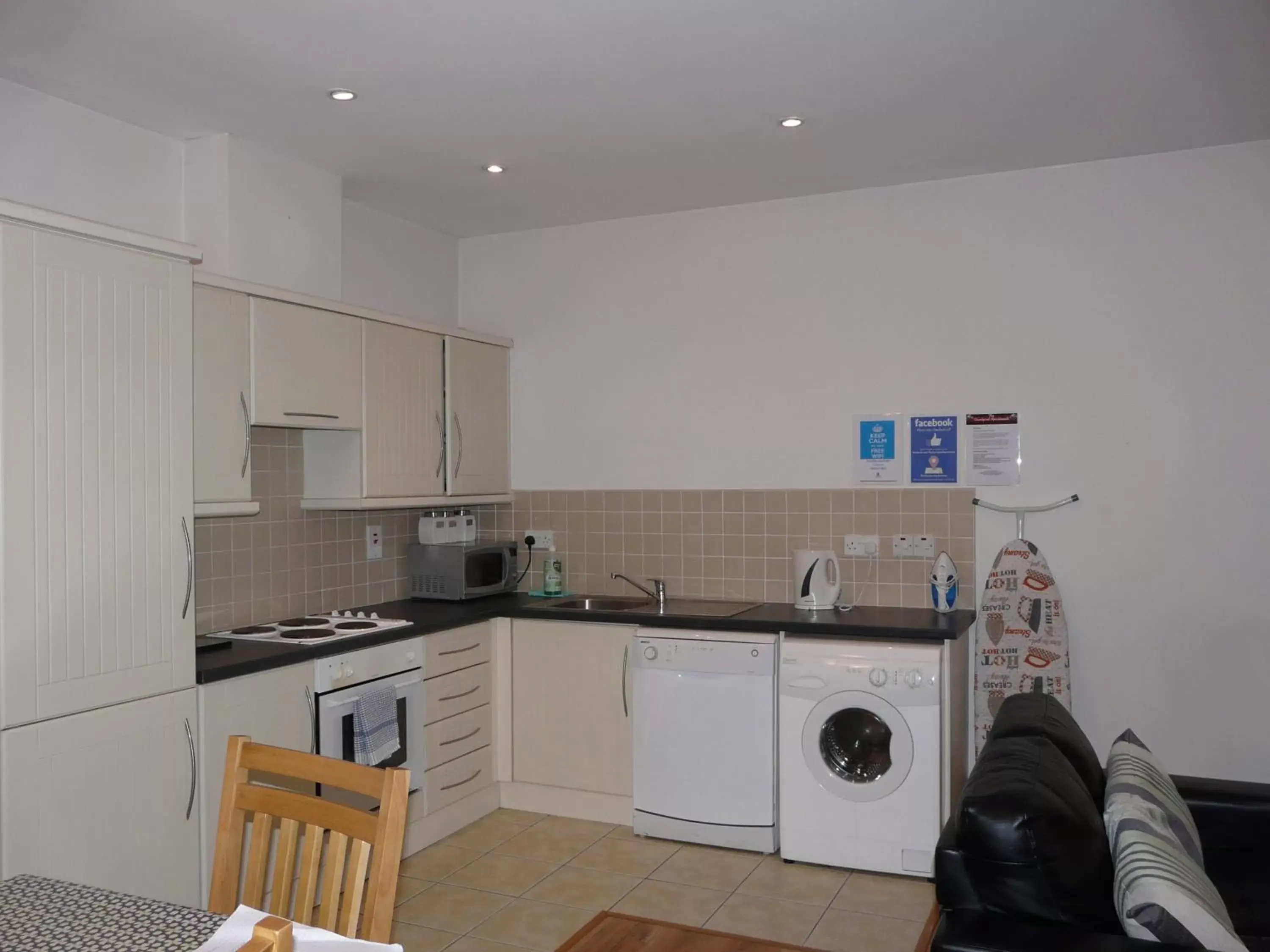 Kitchen/Kitchenette in The Courtyard Apartments