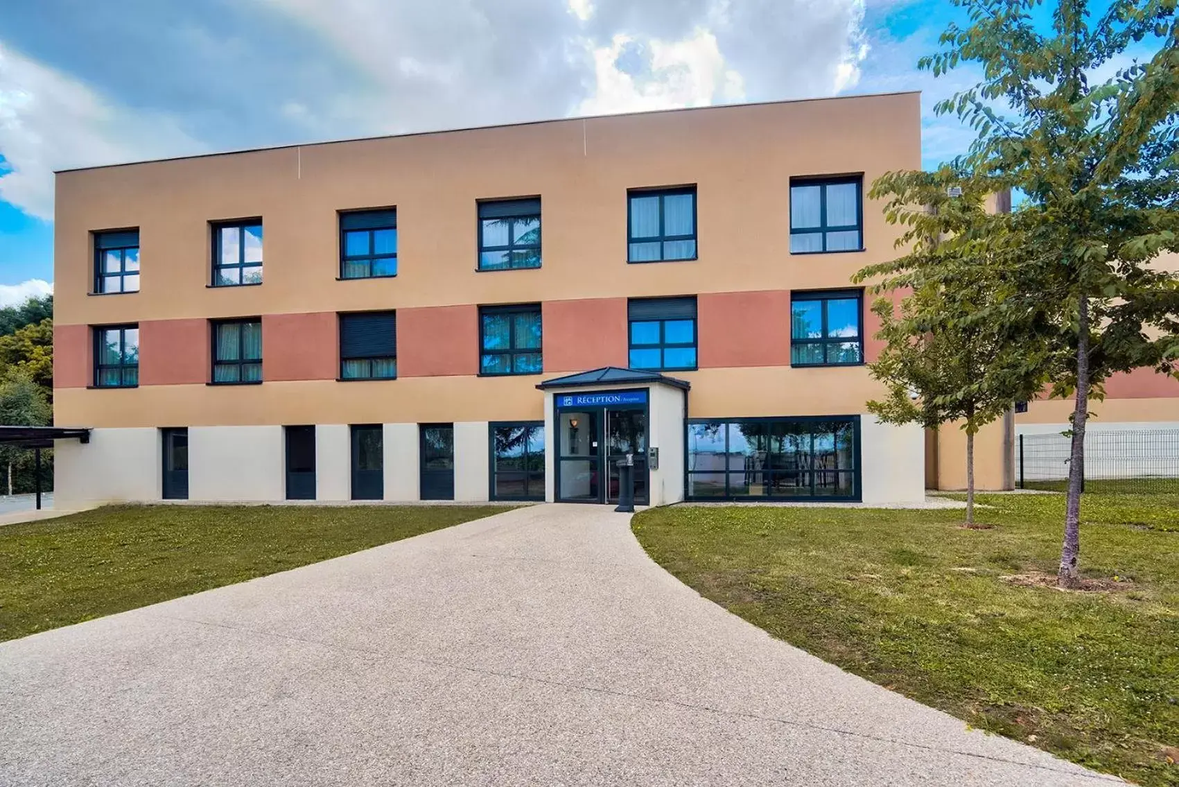 Facade/entrance, Property Building in Zenitude Hôtel-Résidences Magny-les-Hameaux