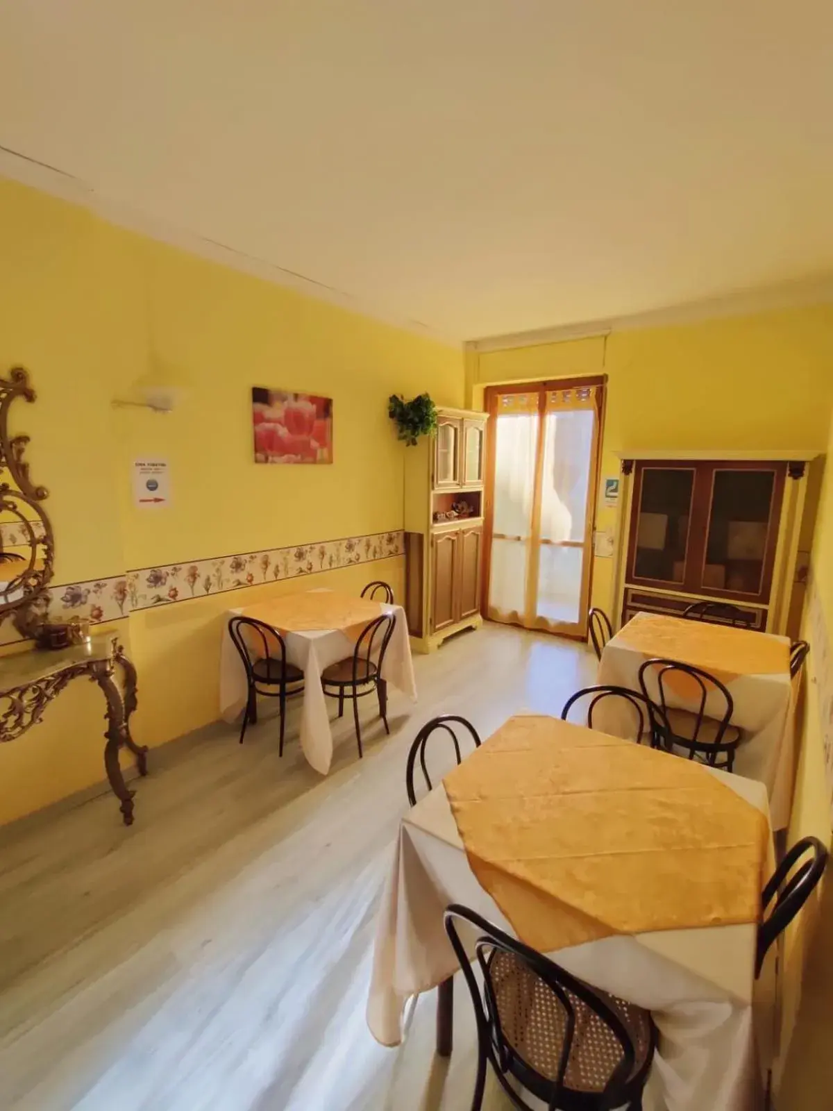 Lounge or bar, Dining Area in Hotel Serenella