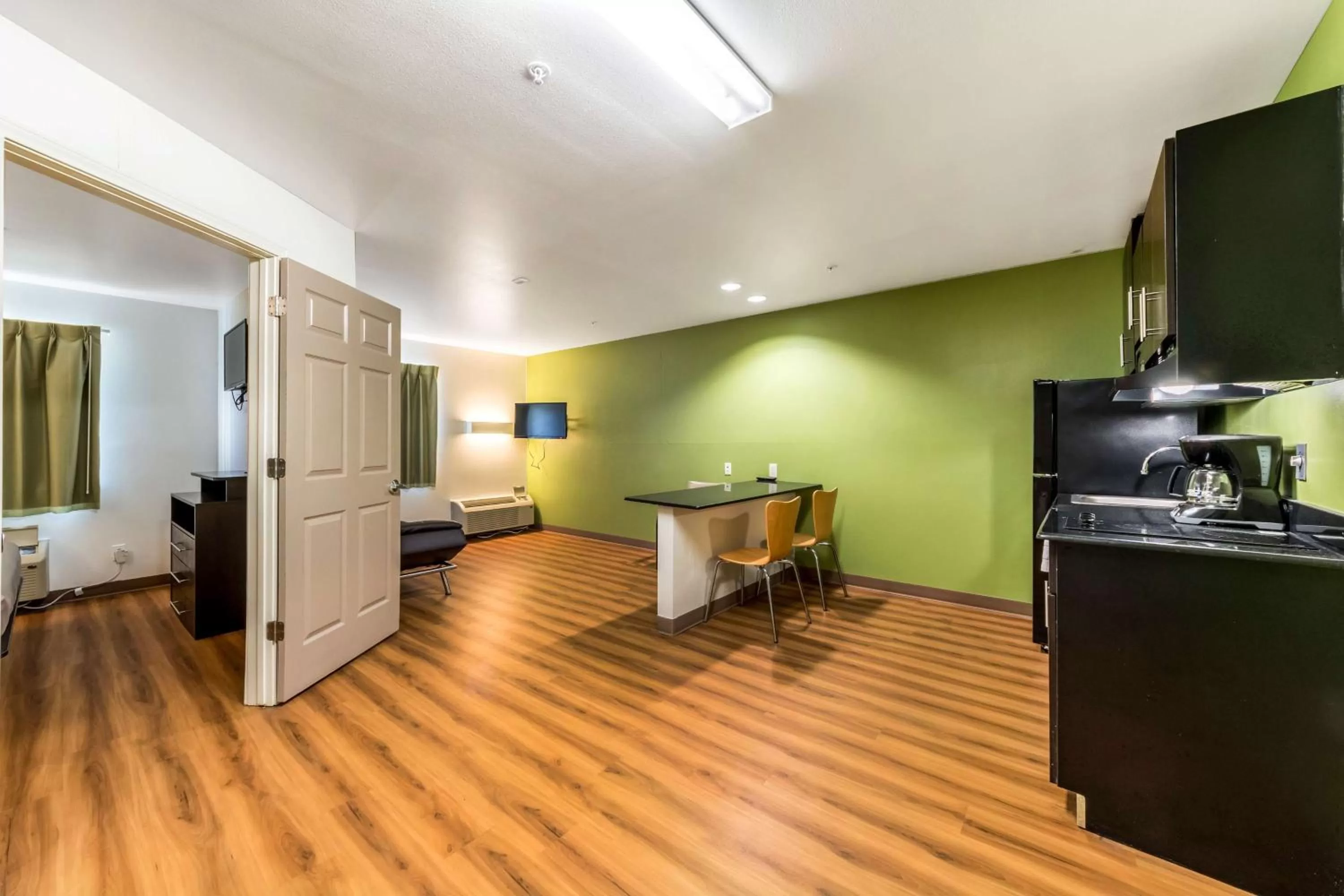 Kitchen or kitchenette, Bed in Super 8 by Wyndham Kenedy