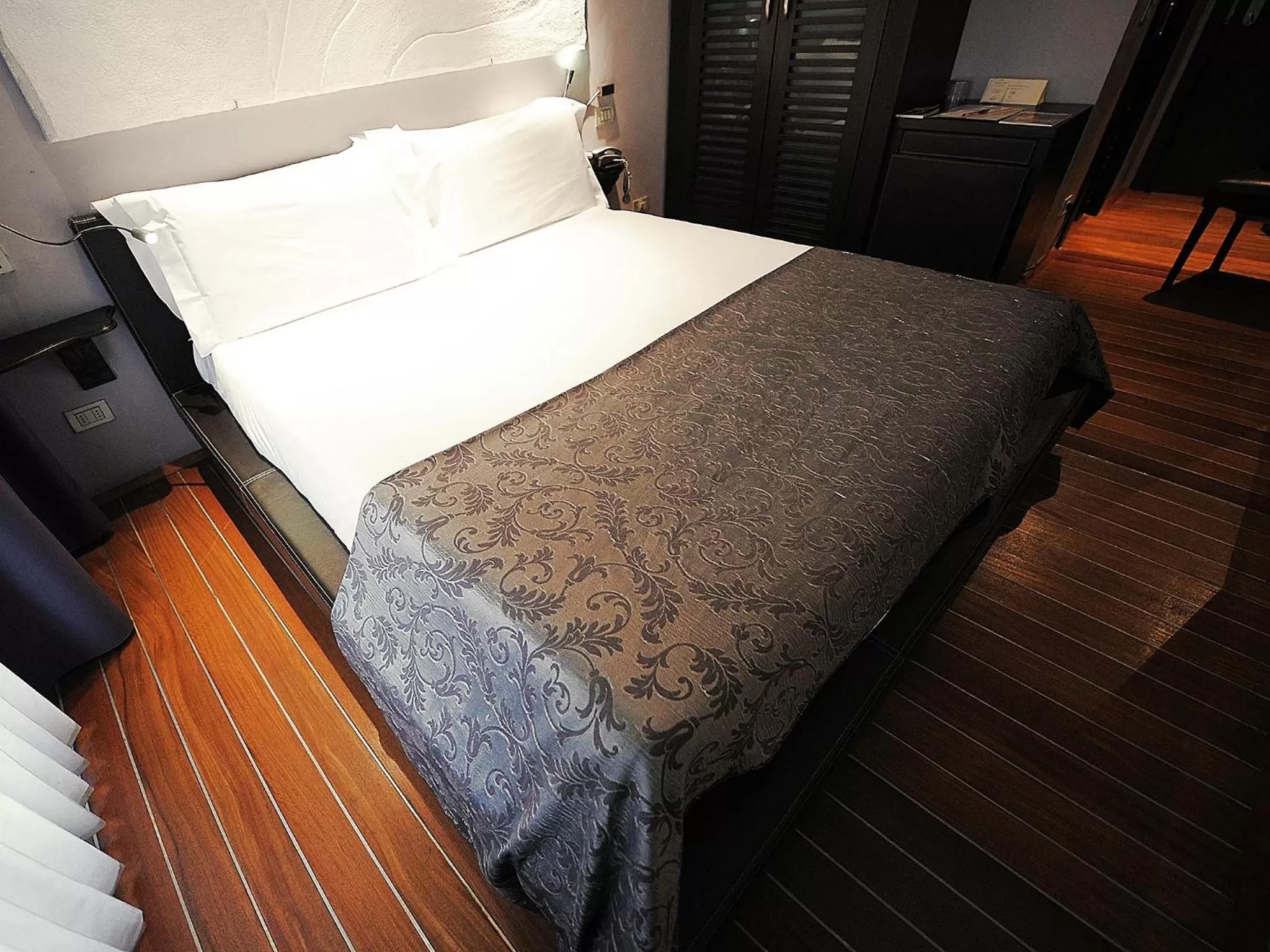 Photo of the whole room, Bed in Borghese Palace Art Hotel