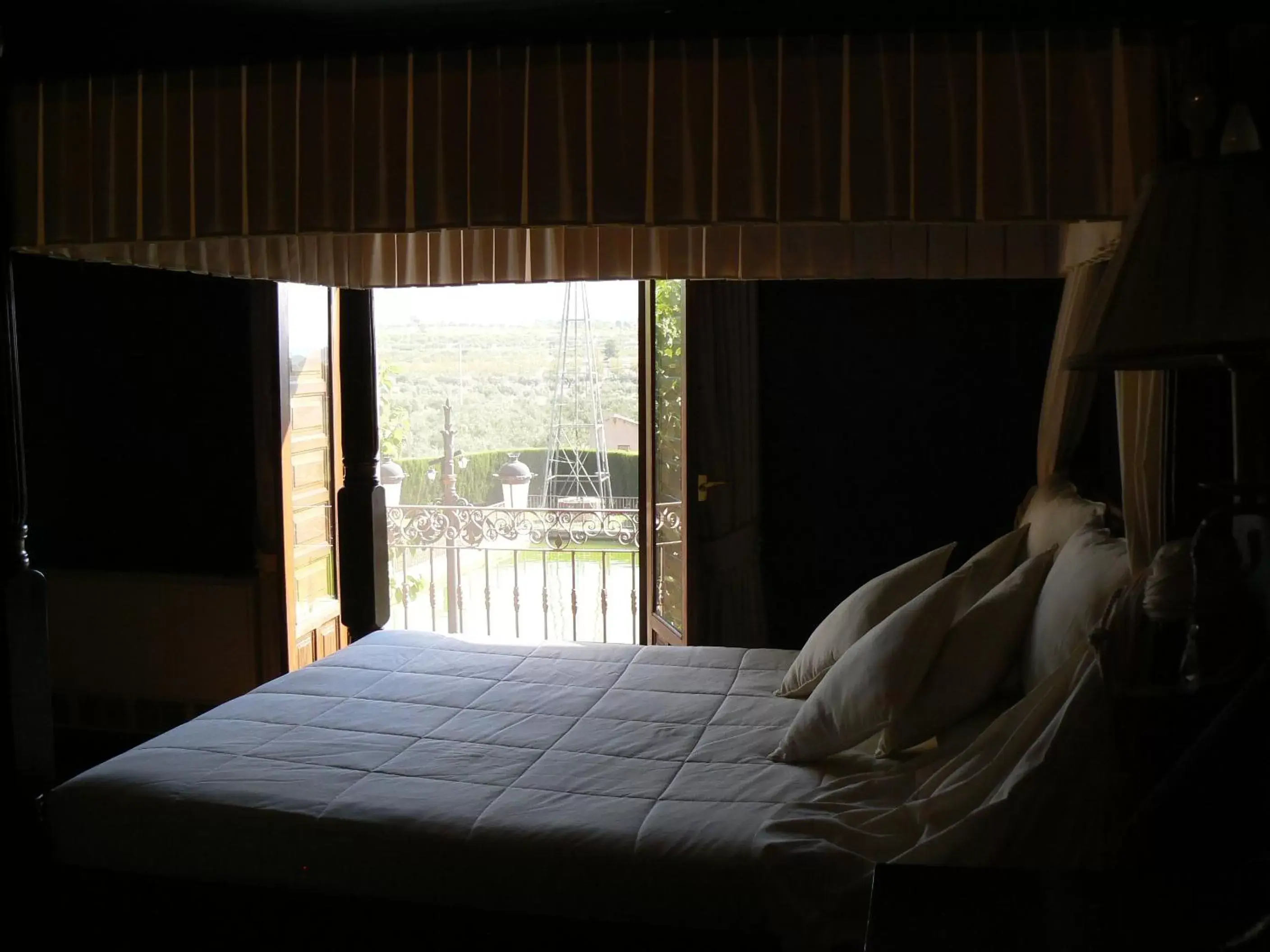 Balcony/Terrace, Bed in Hotel Caseta Nova