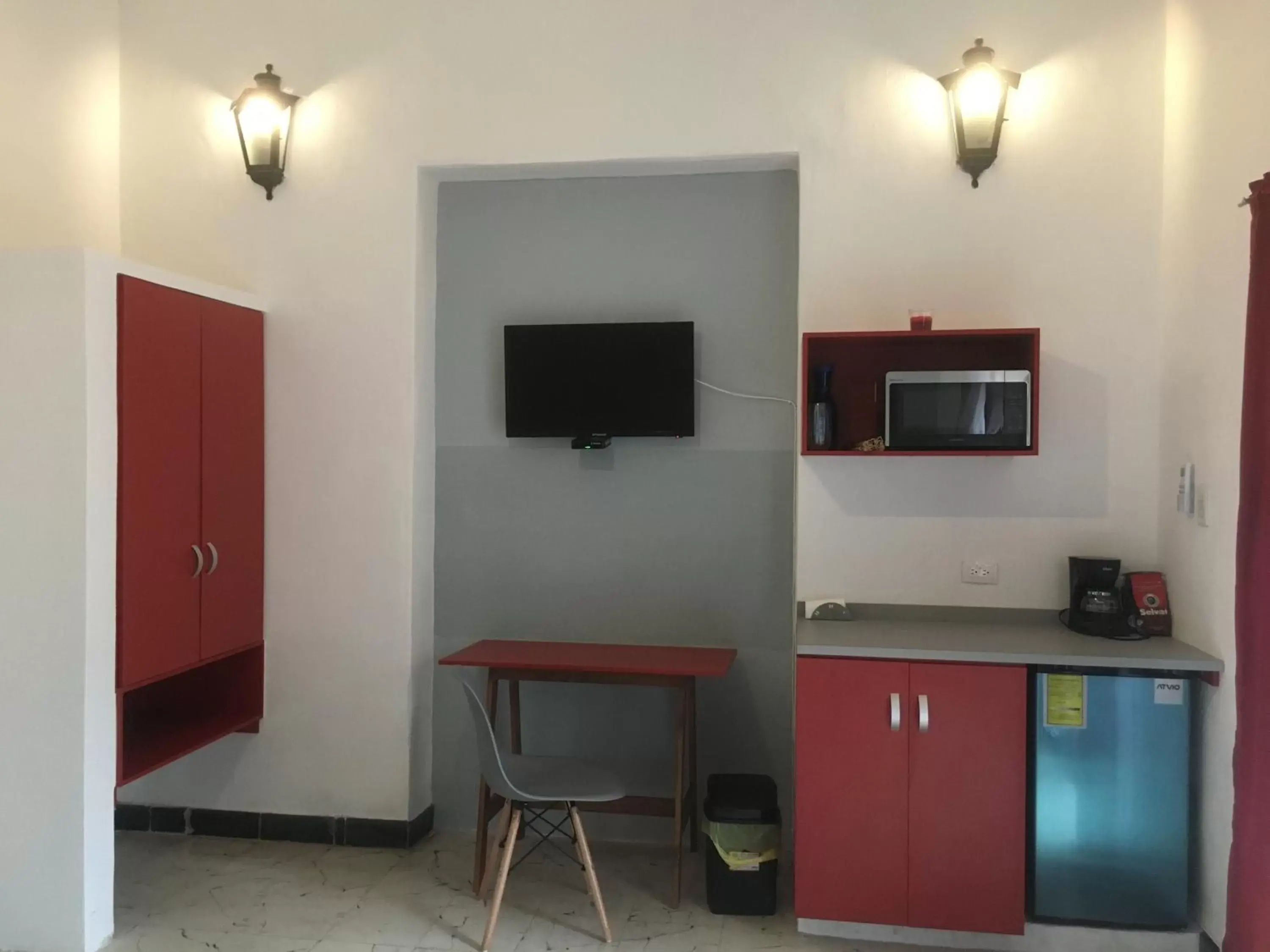 Kitchen or kitchenette, TV/Entertainment Center in Suites del Sureste - Mérida