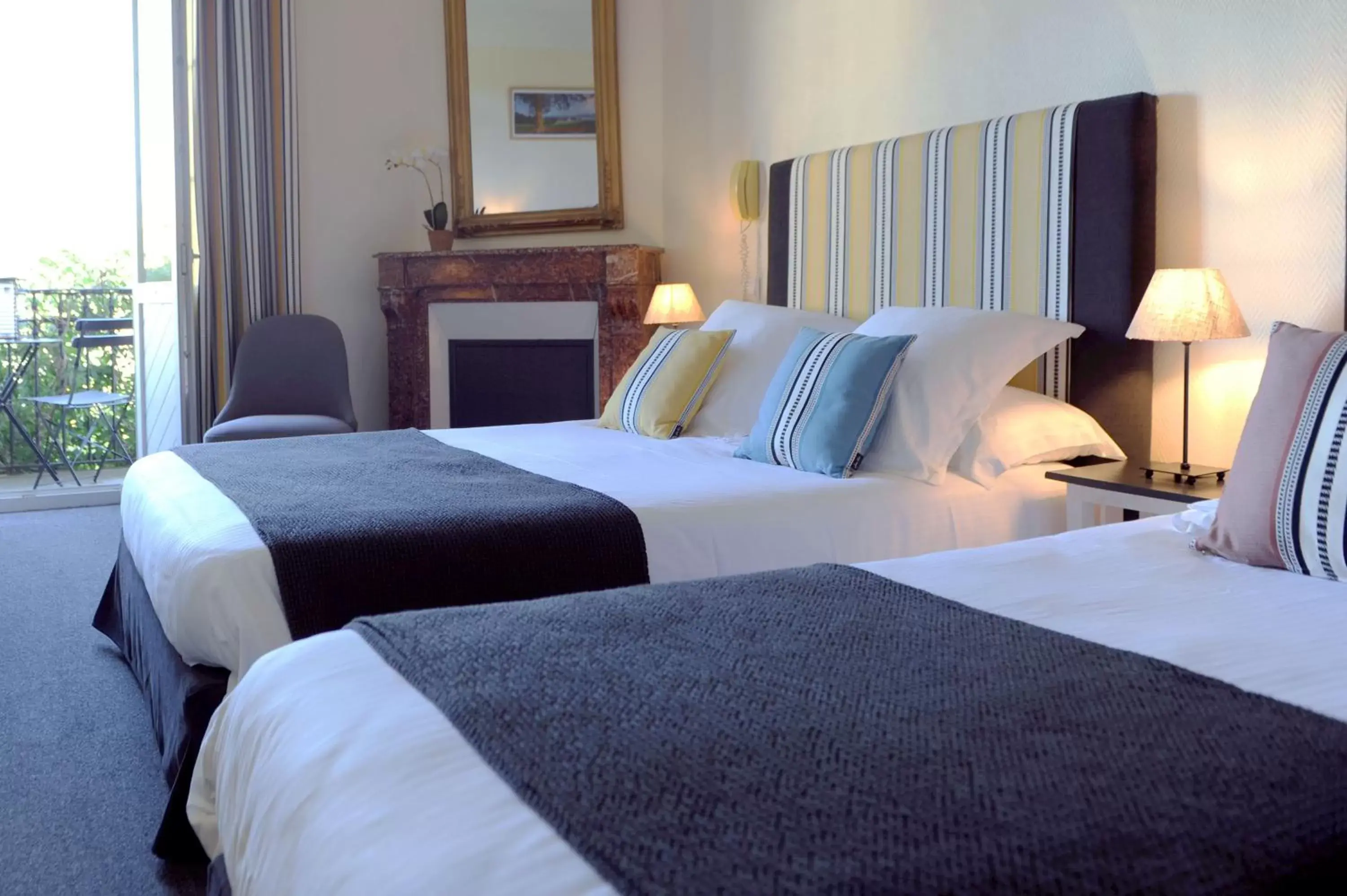 Property building, Bed in Logis Hôtel du Chêne Property building, Bed in Logis Hôtel du Chêne