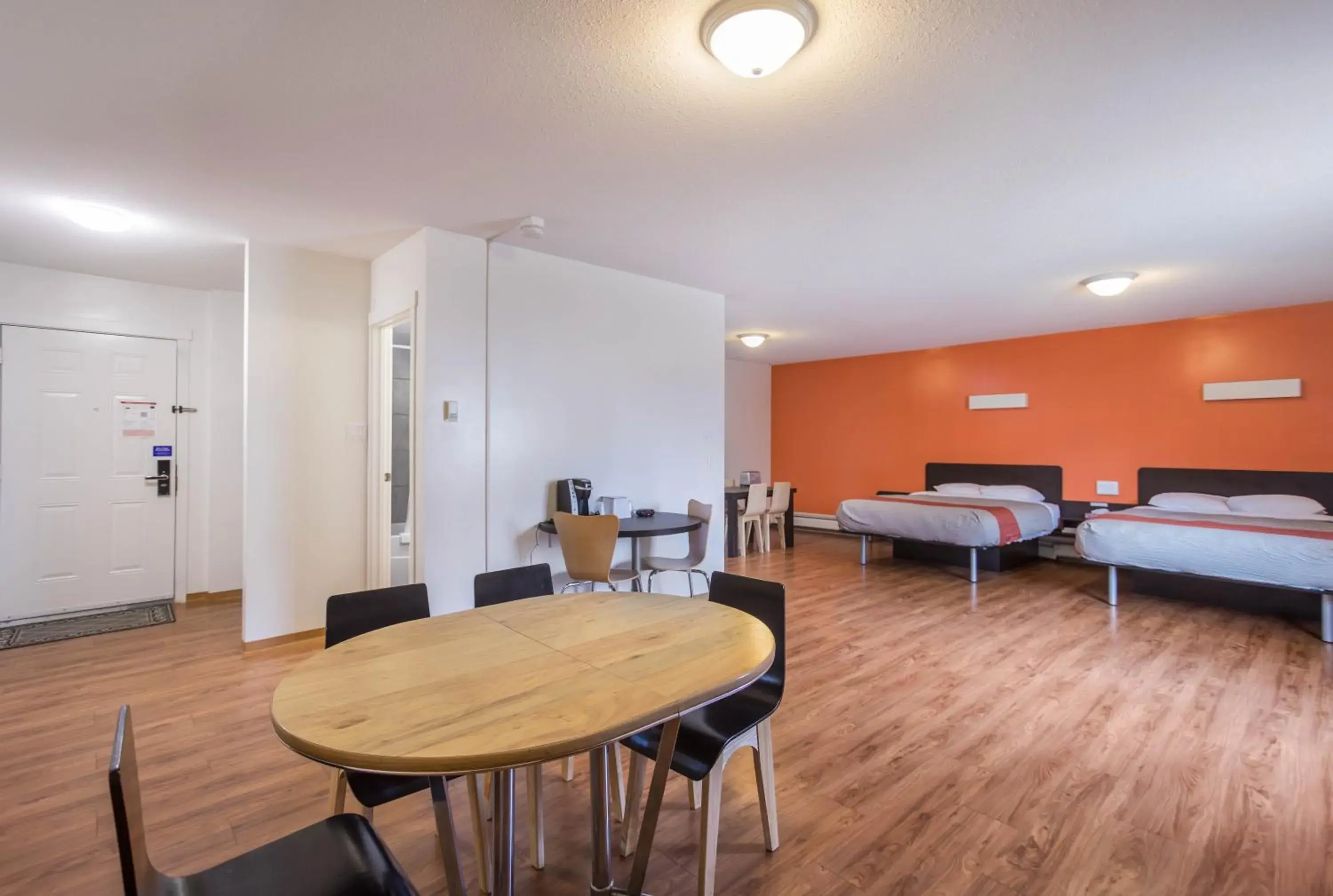 Photo of the whole room, Dining Area in Motel 6-Camrose, AB