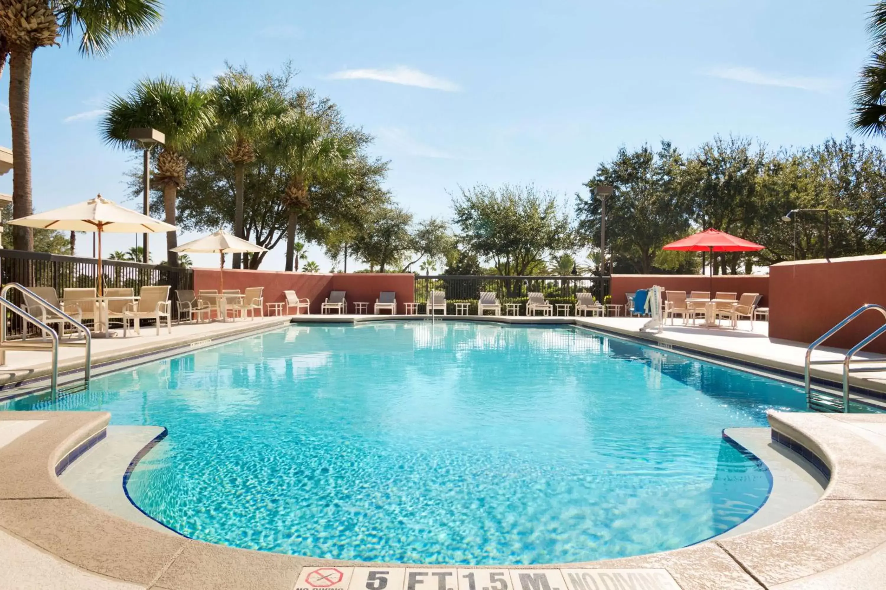 Swimming pool in Hampton Inn Orlando International Drive Convention Center Swimming pool in Hampton Inn Orlando International Drive Convention Center