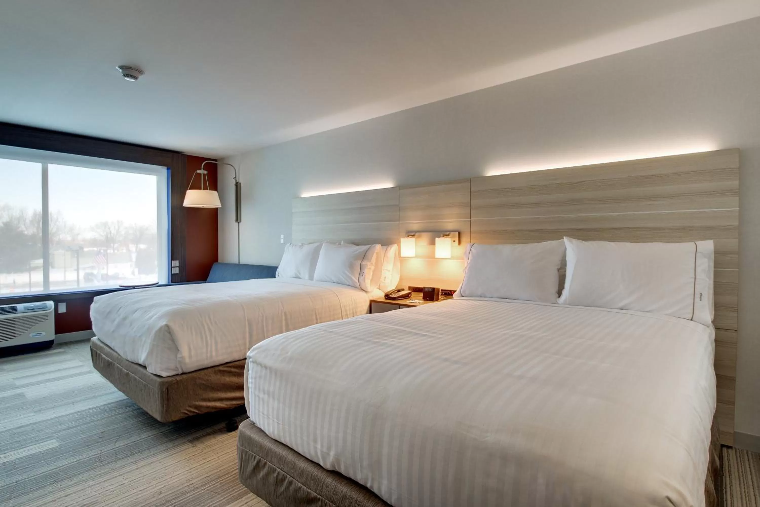 Photo of the whole room, Bed in Holiday Inn Express & Suites Galesburg by IHG