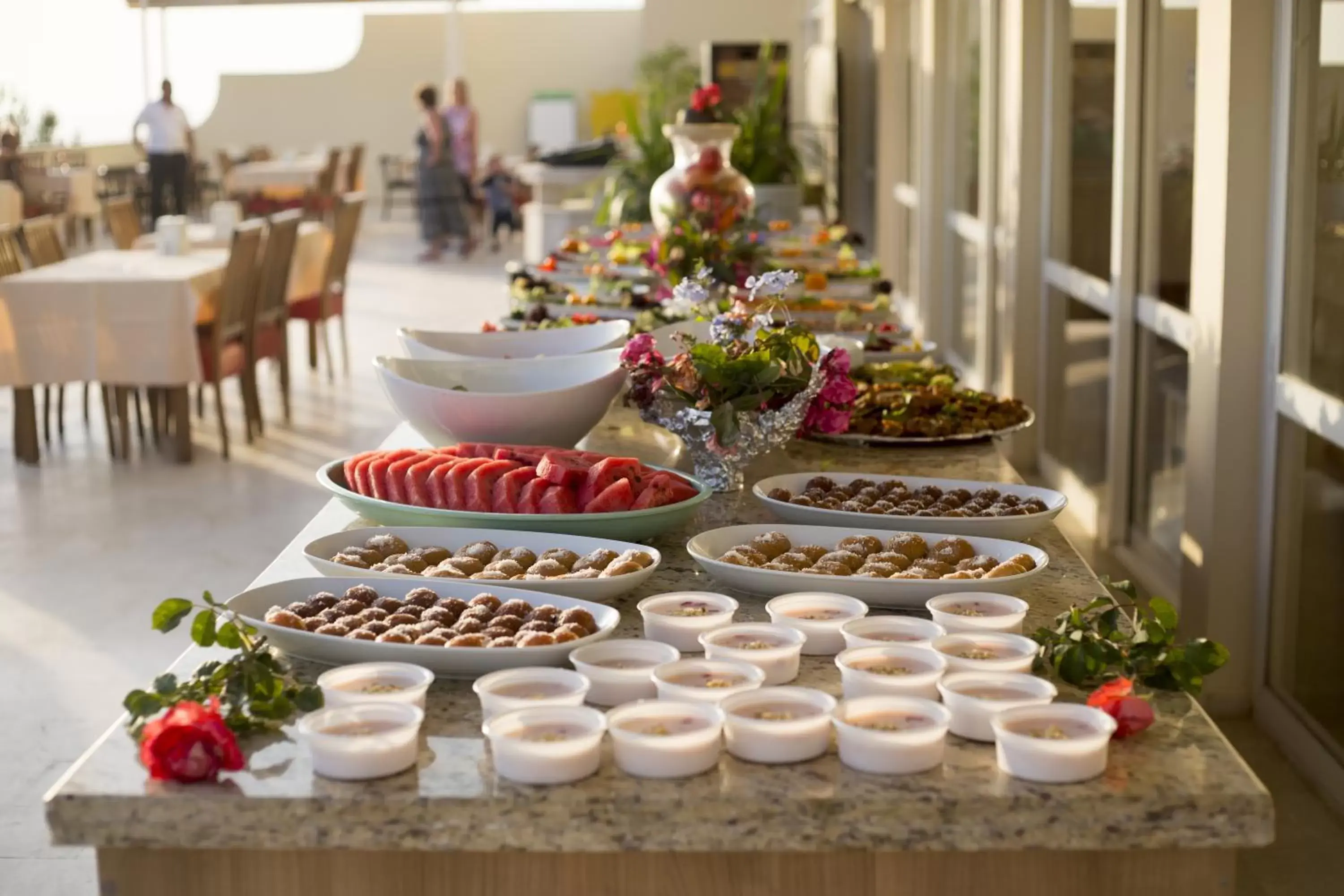 Restaurant/places to eat in Tuntas Family Suites Kusadasi