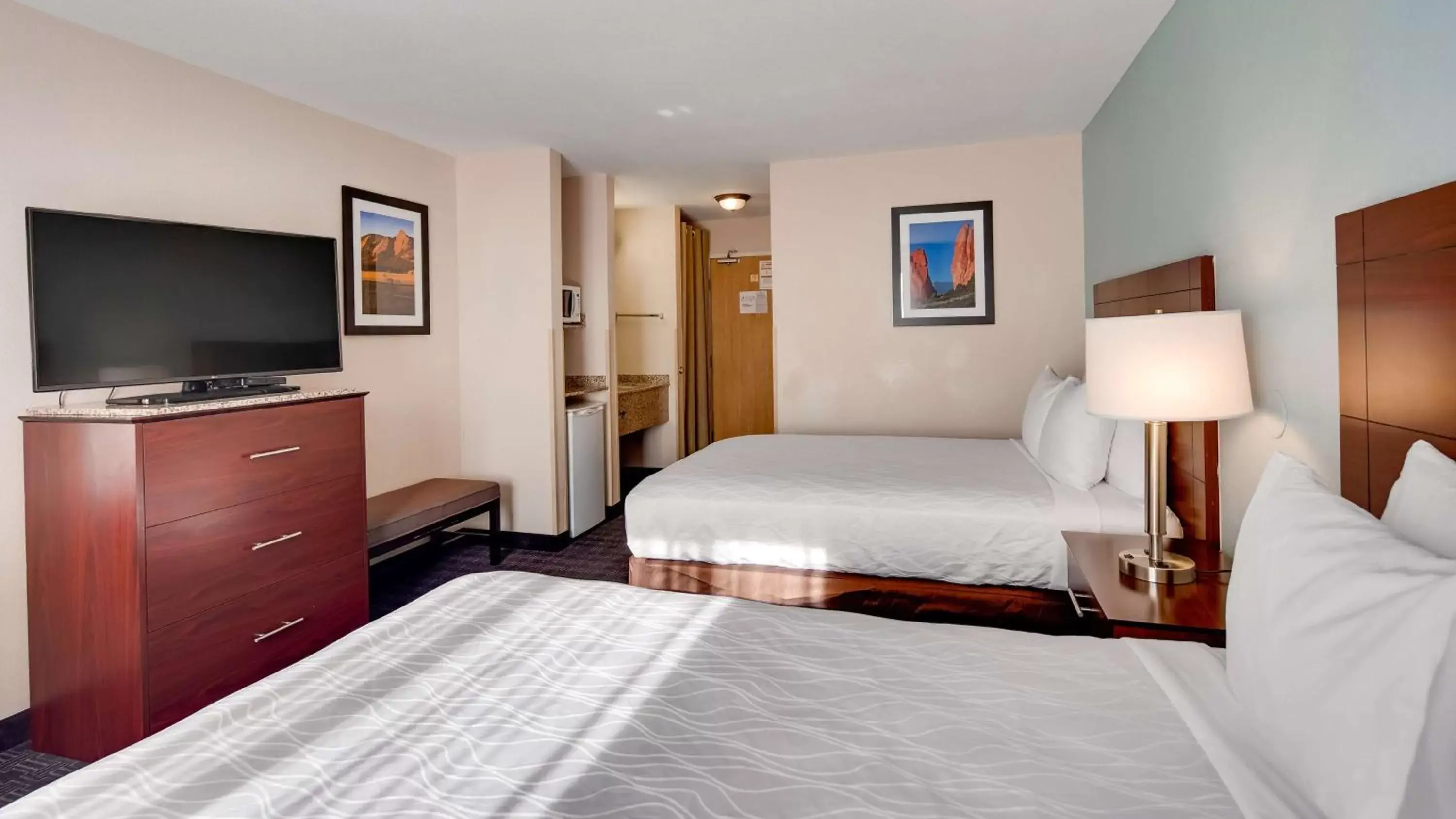 Photo of the whole room, Bed in Best Western Plus Gateway Inn & Suites - Aurora