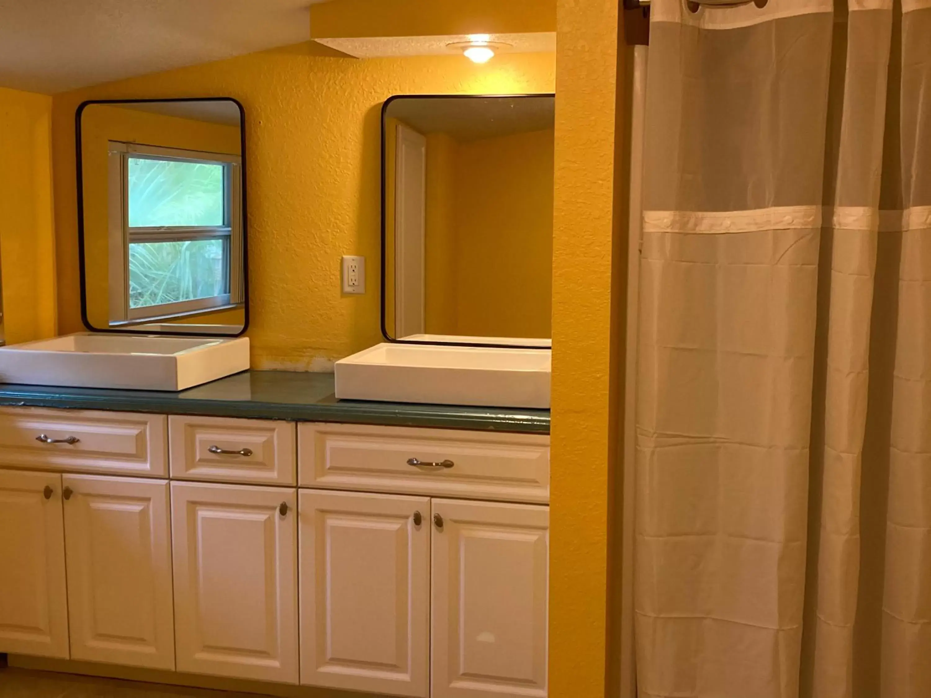 Bathroom in 3Gulls Inn Ozona-Boutique Hotel-Steps from Restaurants & Brewery-Pet Friendly