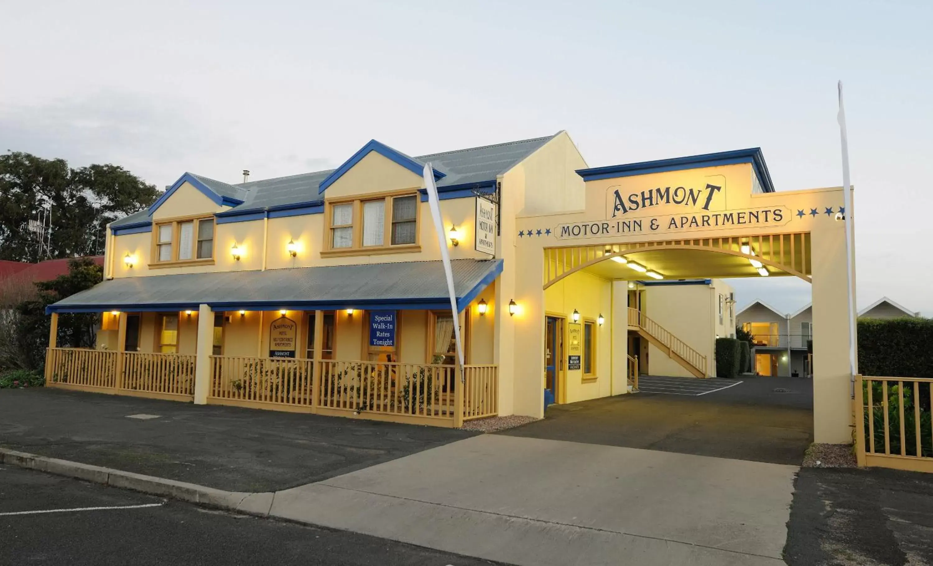 Facade/entrance, Property Building in Ashmont Motel and Apartments