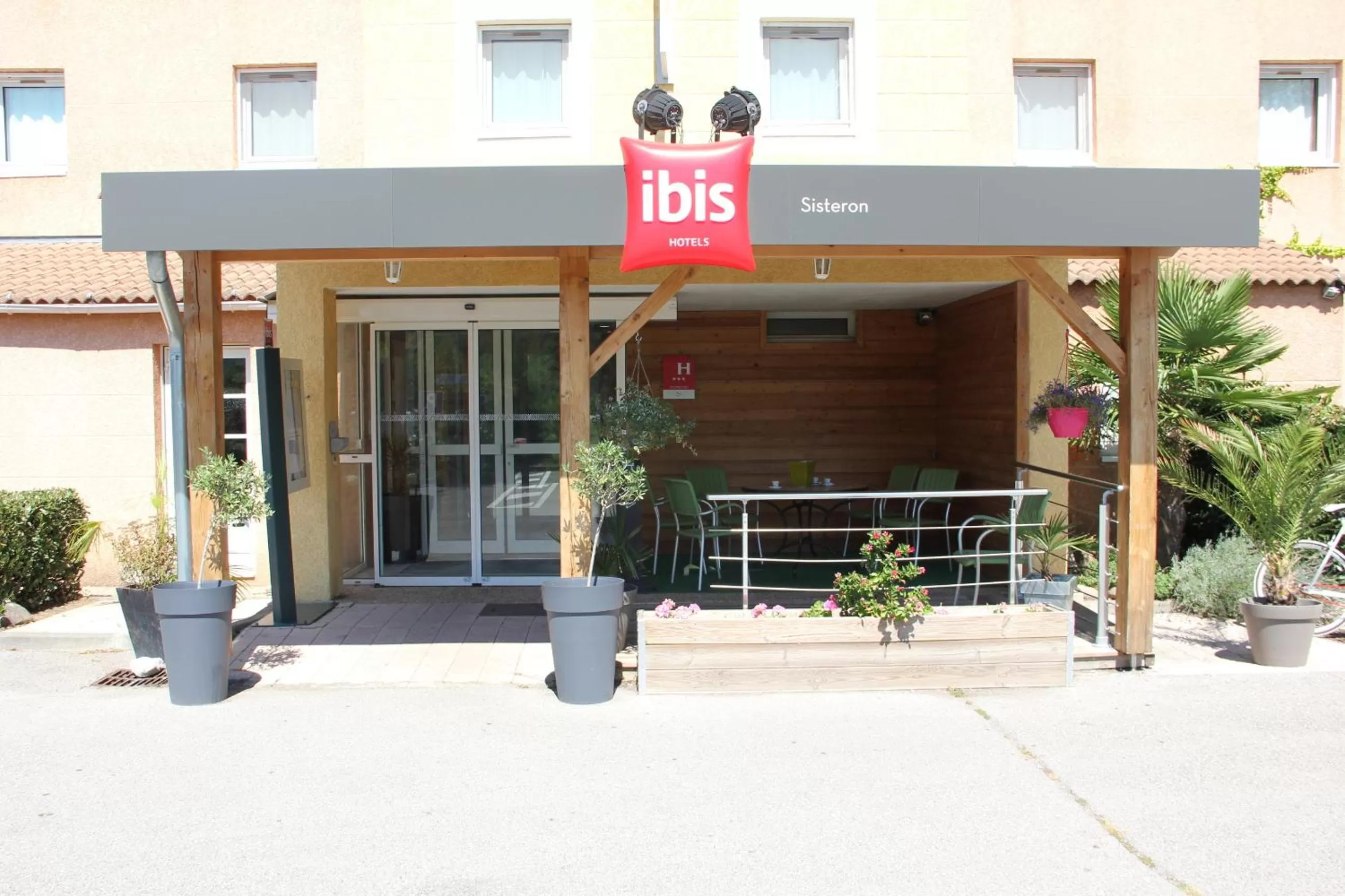 Facade/entrance in ibis Sisteron